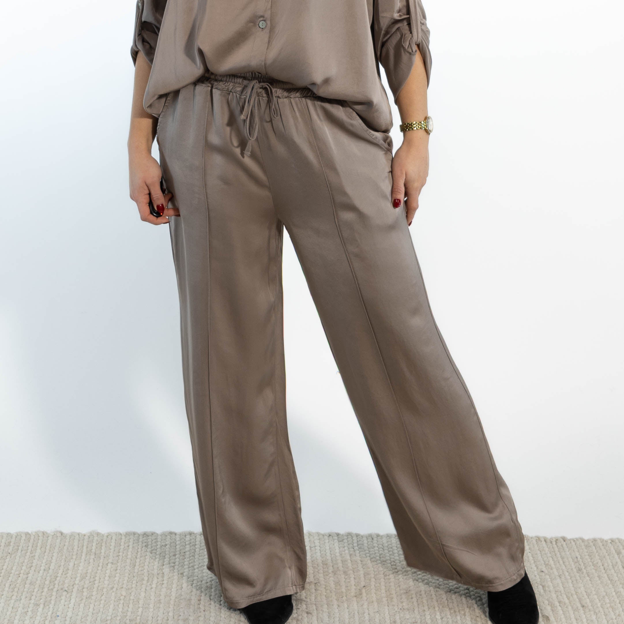 Amanda bredbenet bukser, Taupe