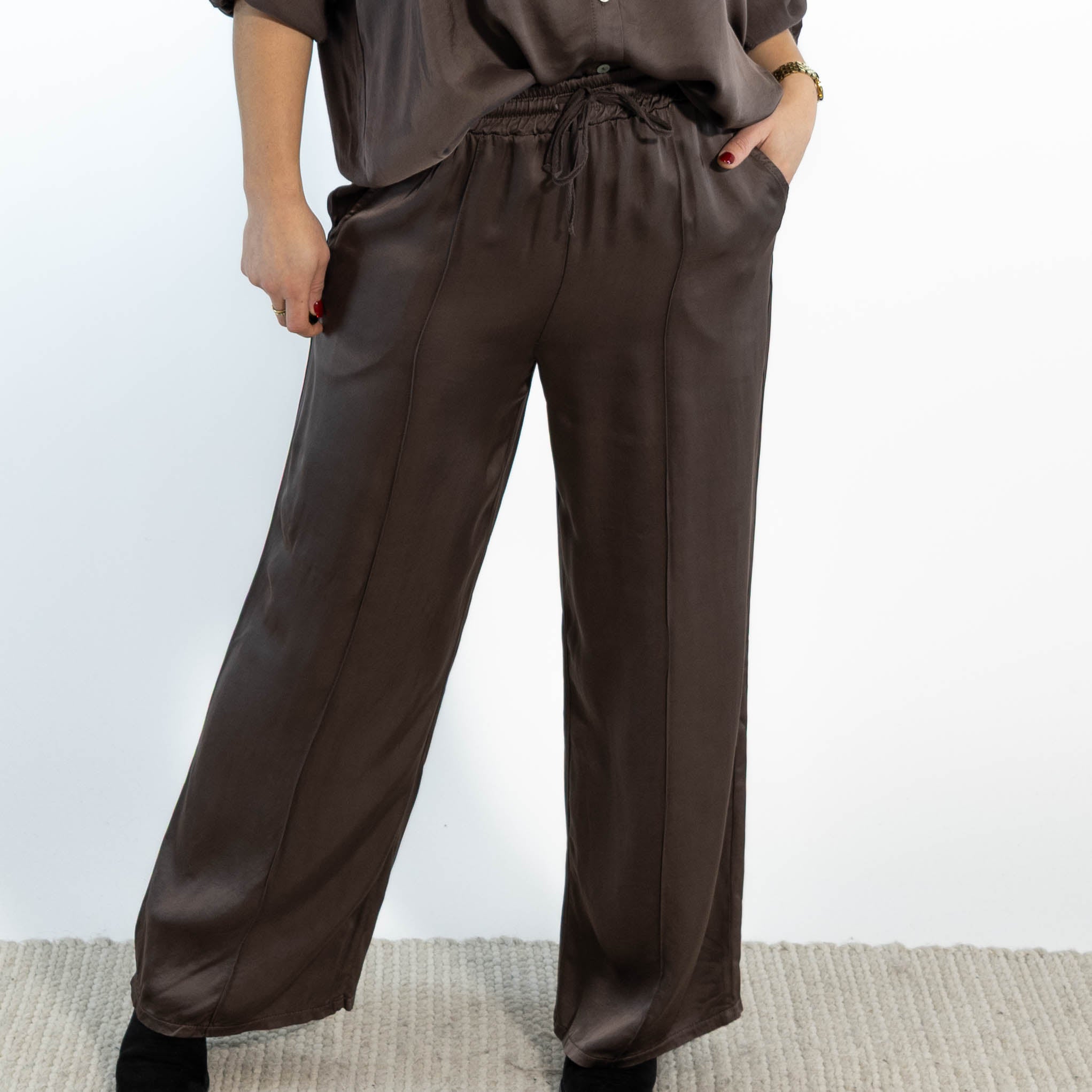 Amanda bredbenet bukser, Choko