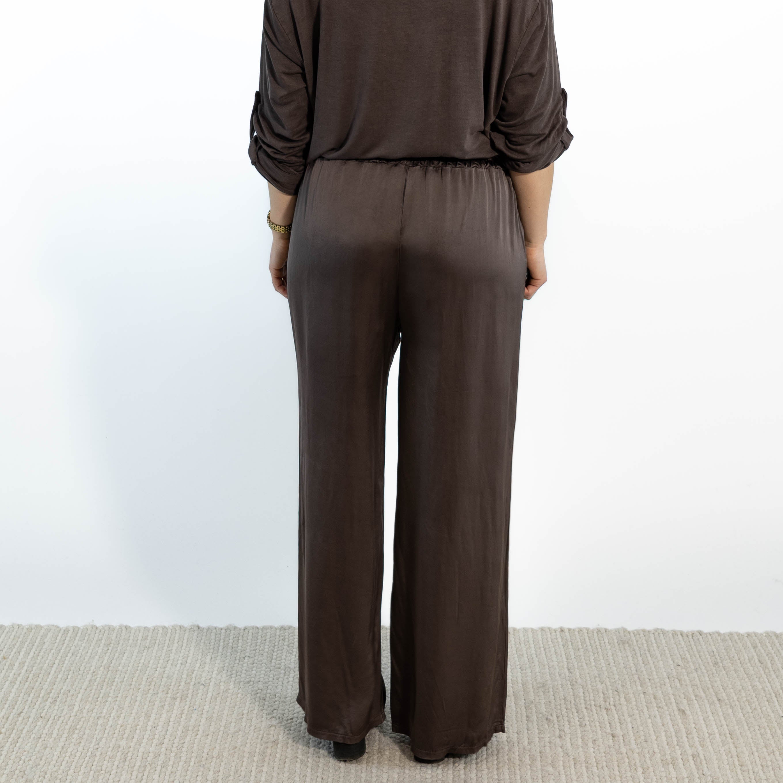 Amanda bredbenet bukser, Choko