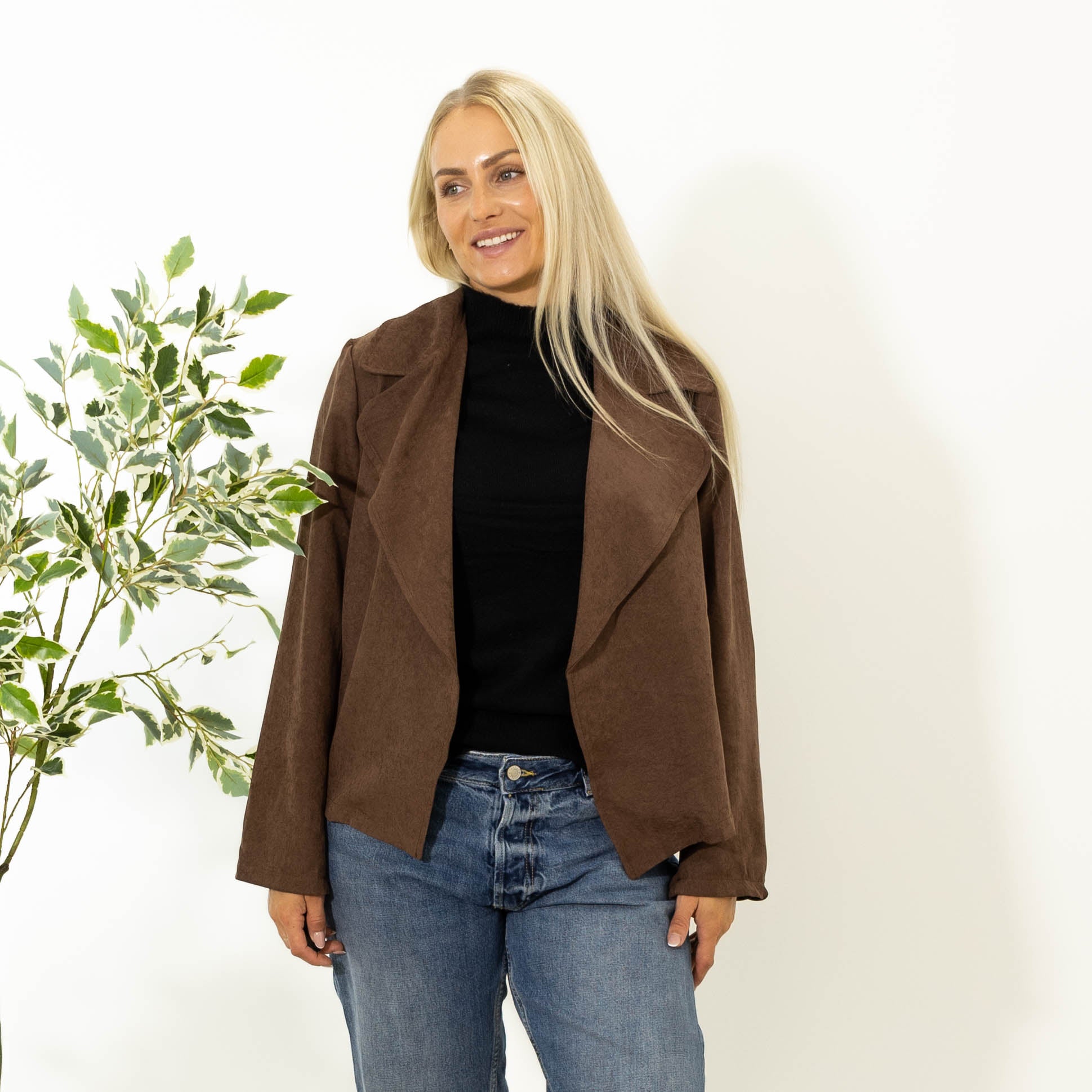 Nethe kort ruskindsjakke, Choko