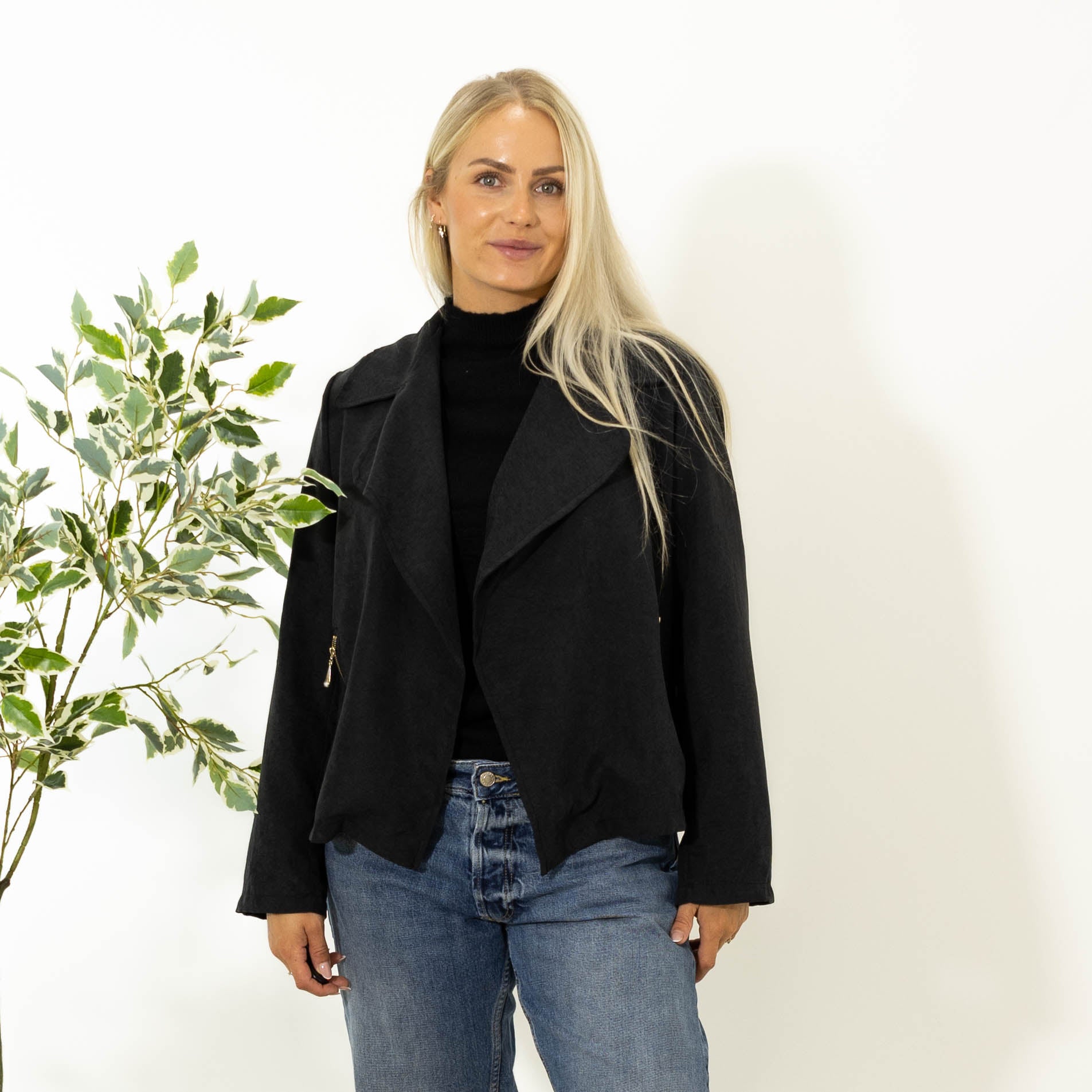 Nethe kort ruskindsjakke, Sort