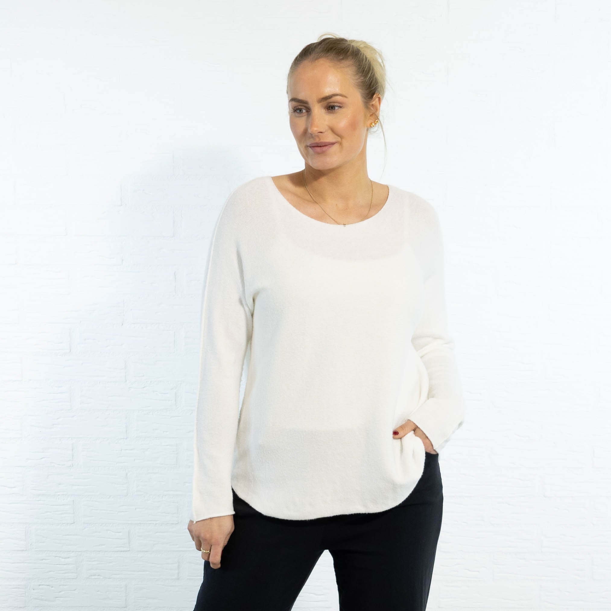 Klara rundhals strik, Hvid