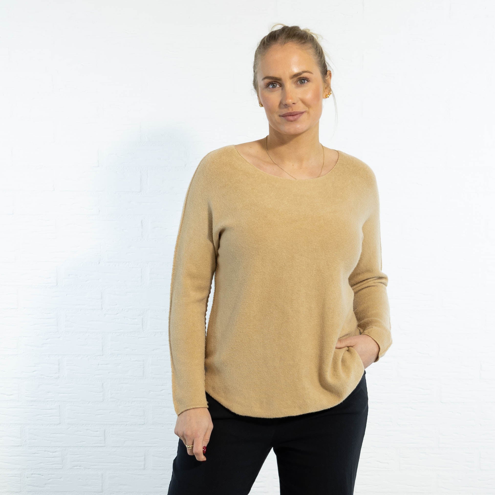 Klara rundhals strik, Lys camel