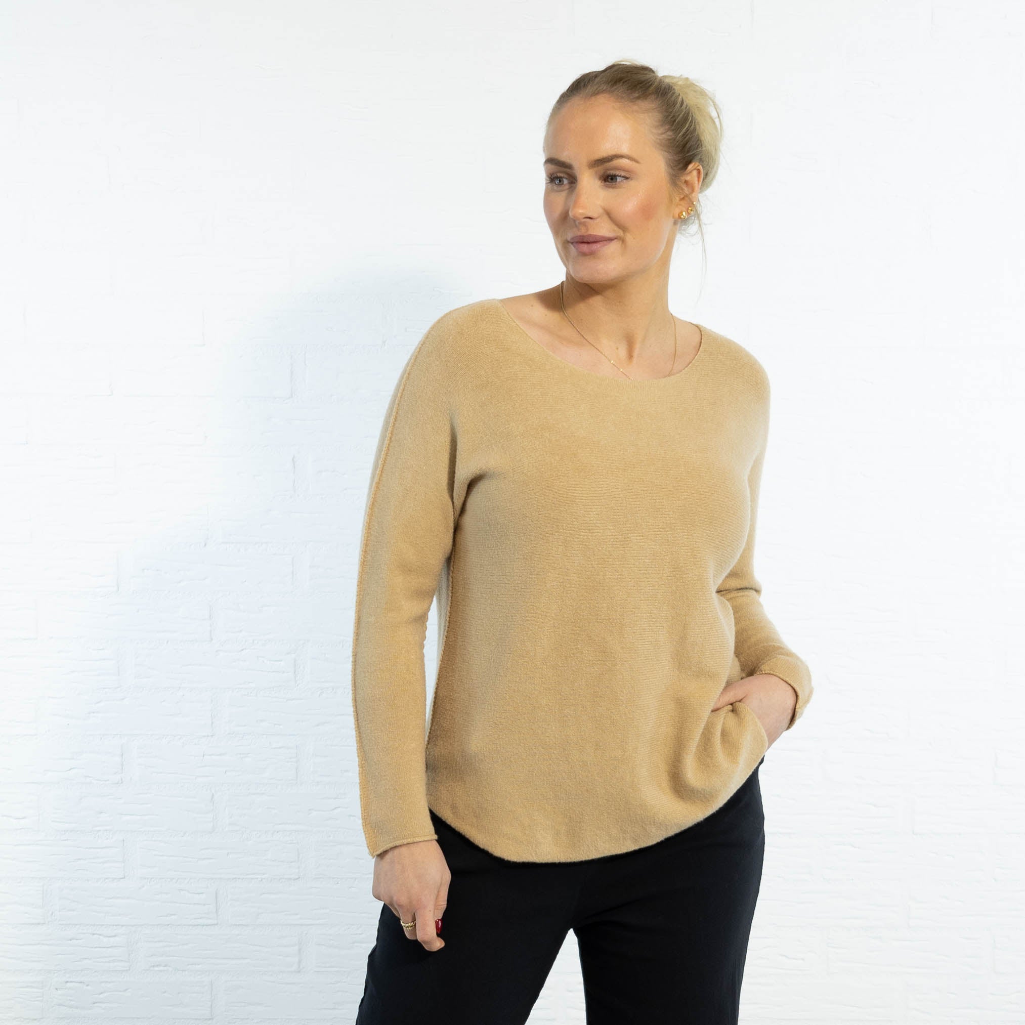 Klara rundhals strik, Lys camel