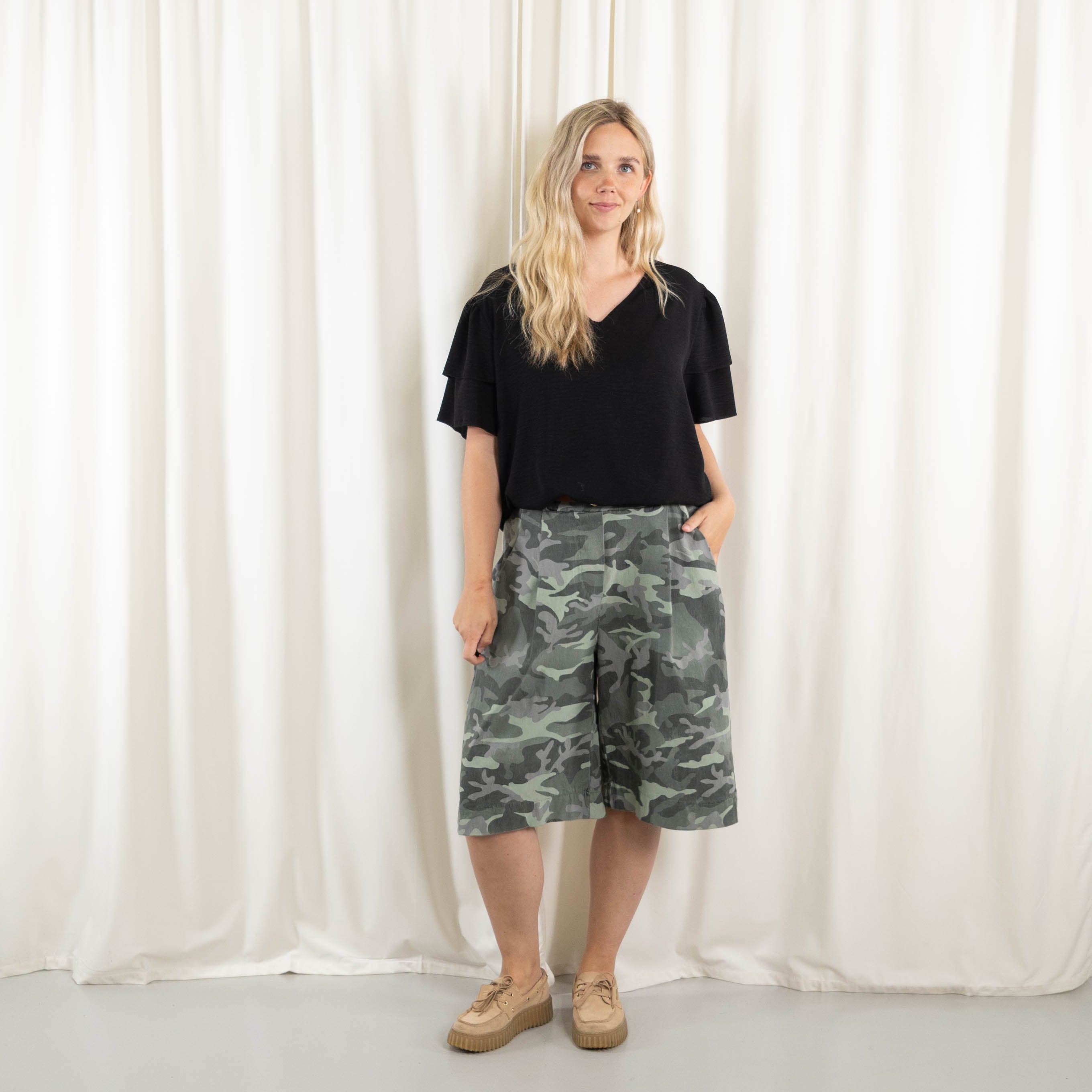 Drama shorts, Khaki