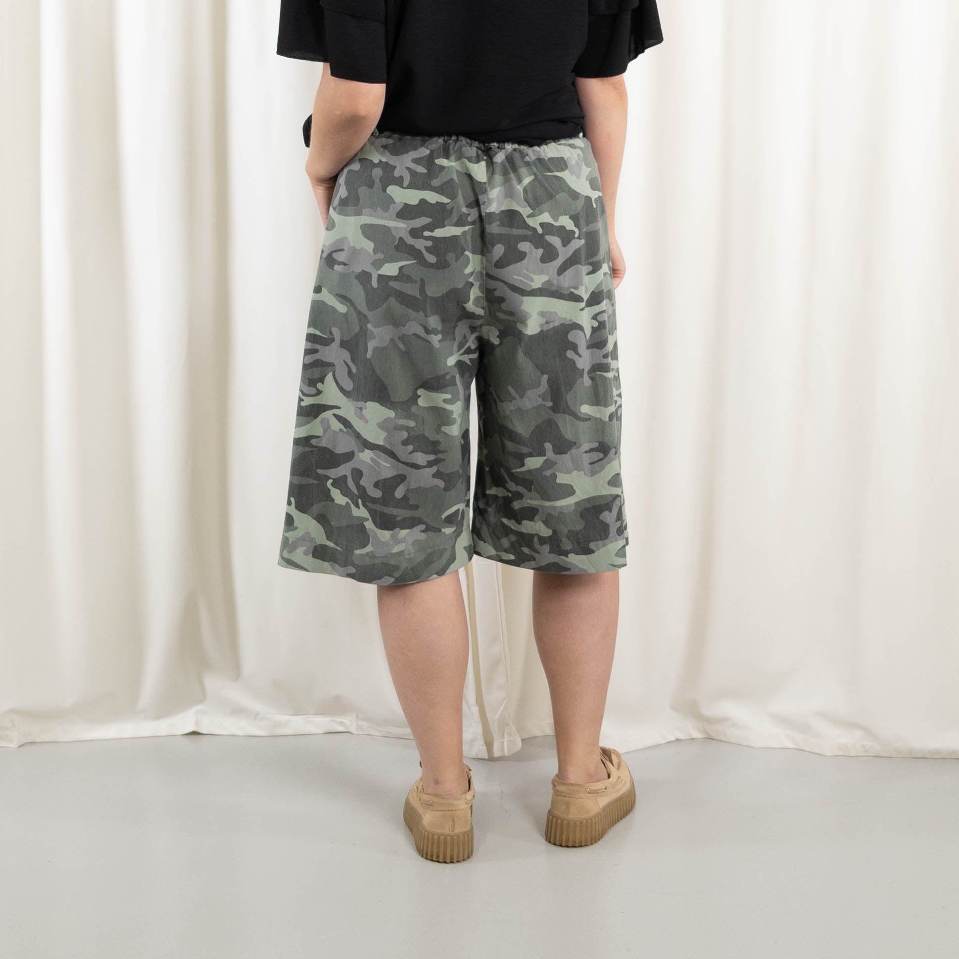 Drama shorts, Khaki