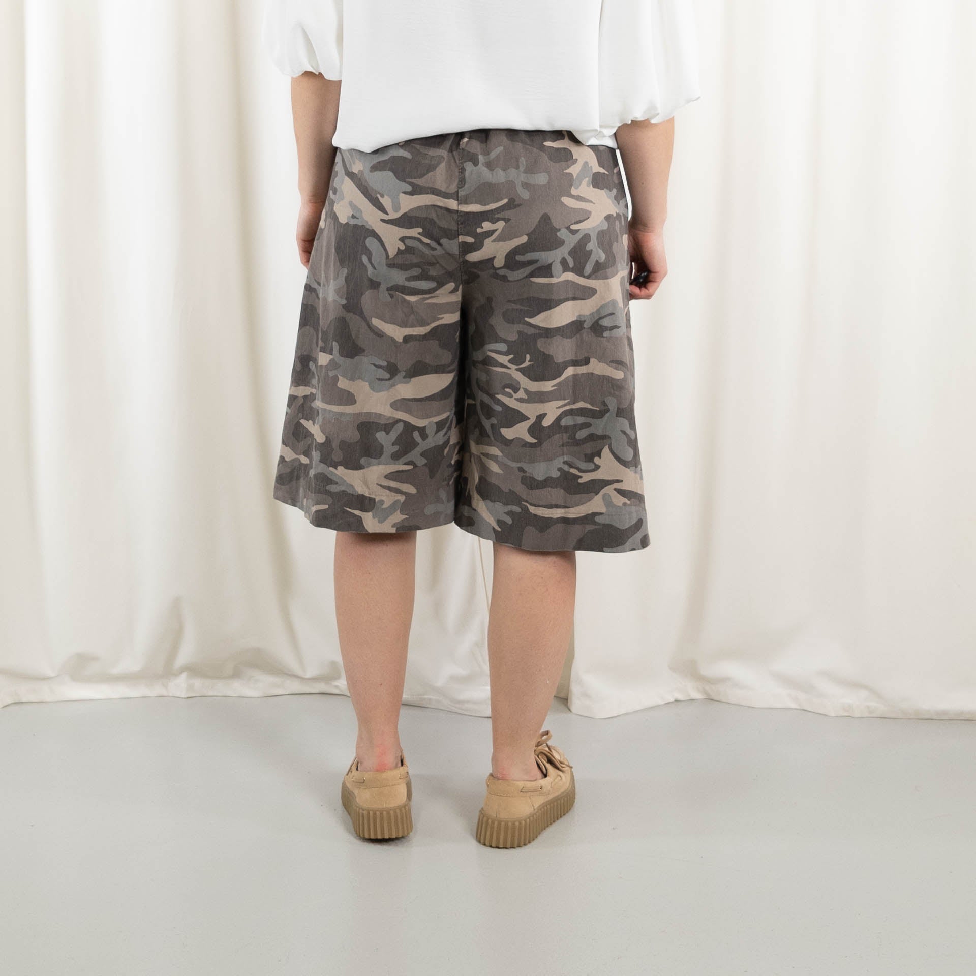 Drama shorts, Taupe