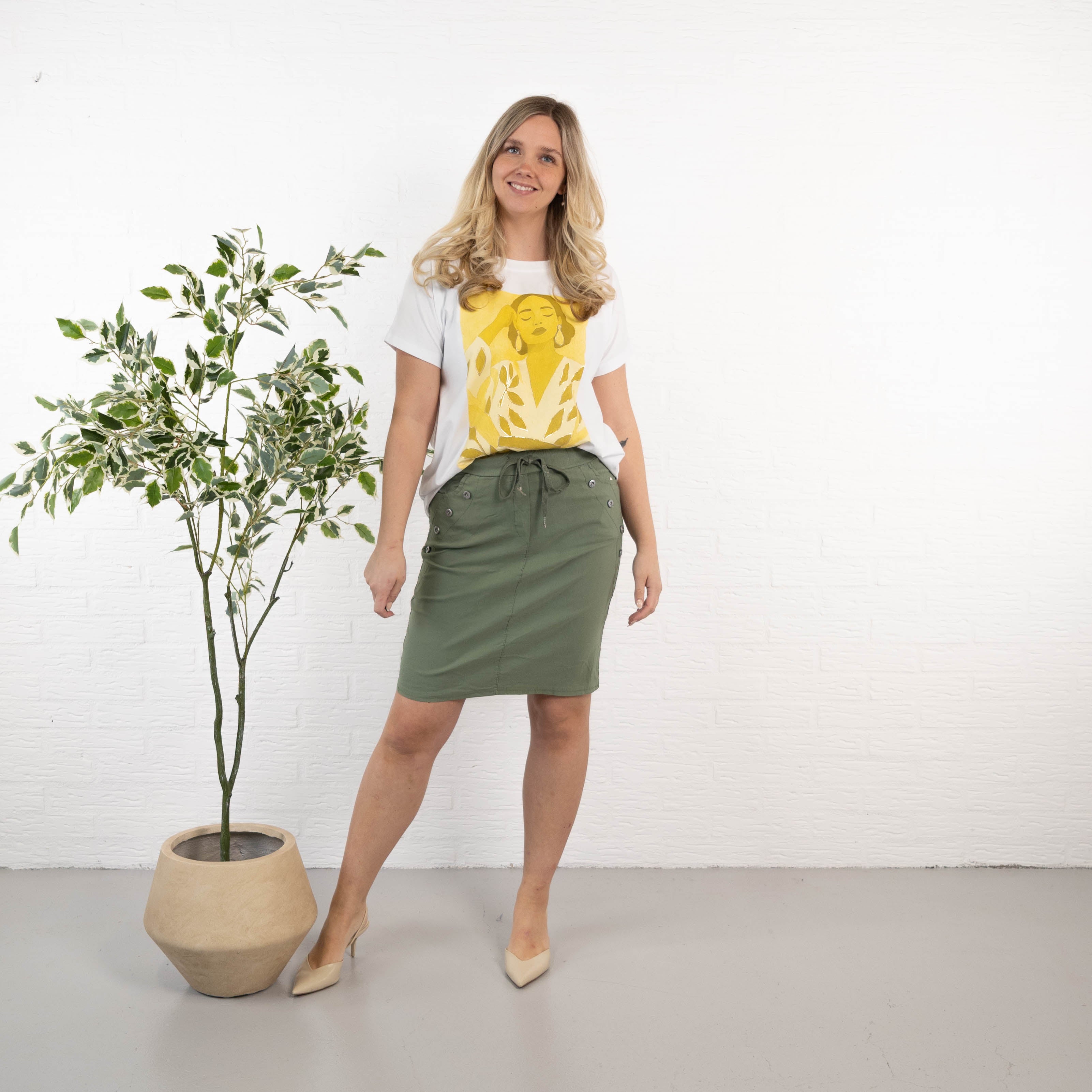 Judith nederdel, Khaki
