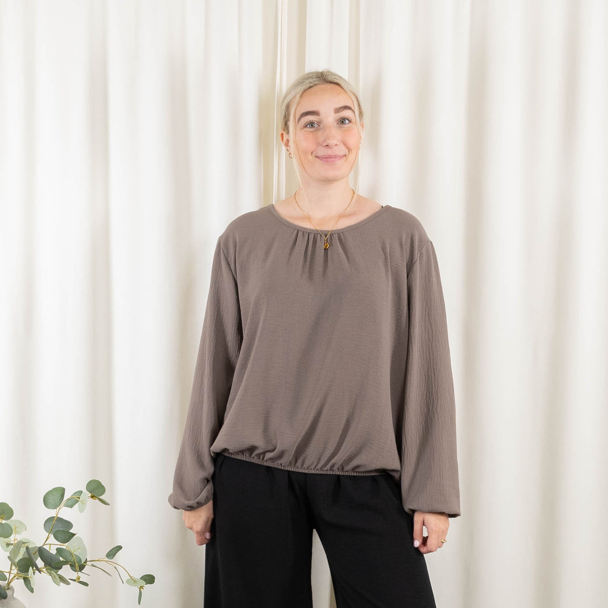Katrin overdel, Taupe