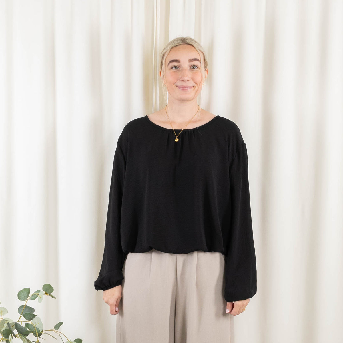 Katrin overdel, Sort