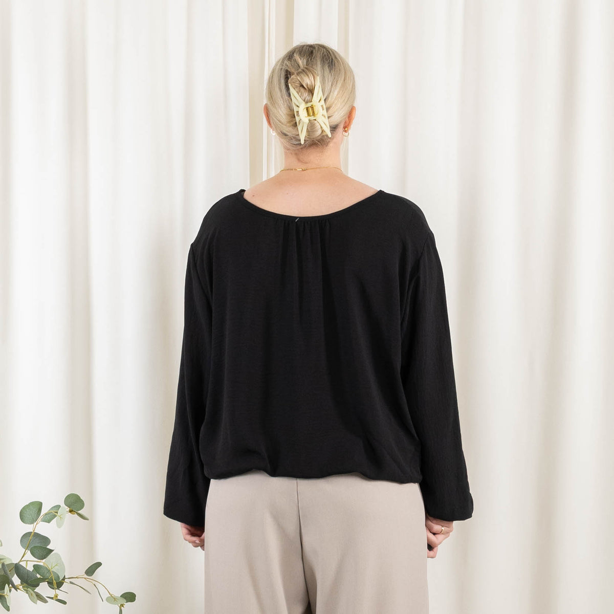Katrin overdel, Sort