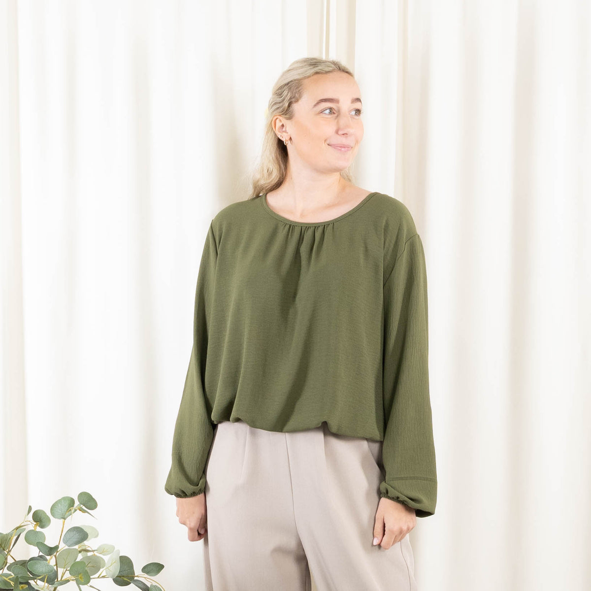 Katrin overdel, Khaki