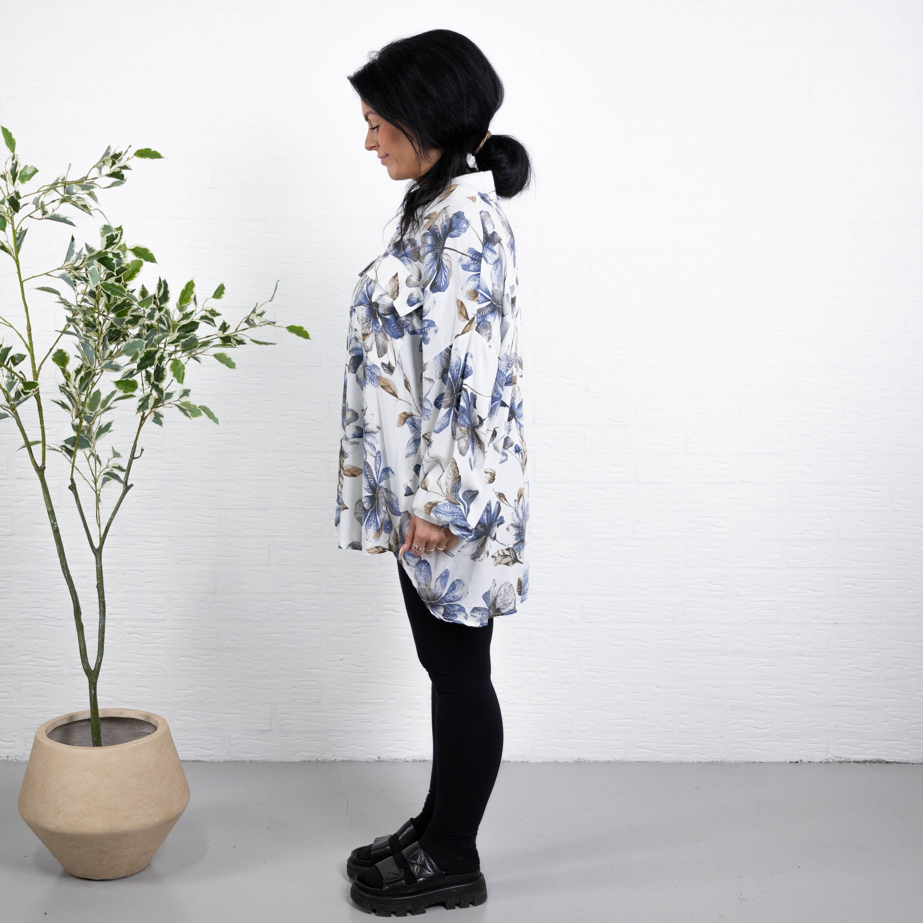 Nura skjorte, Råhvid