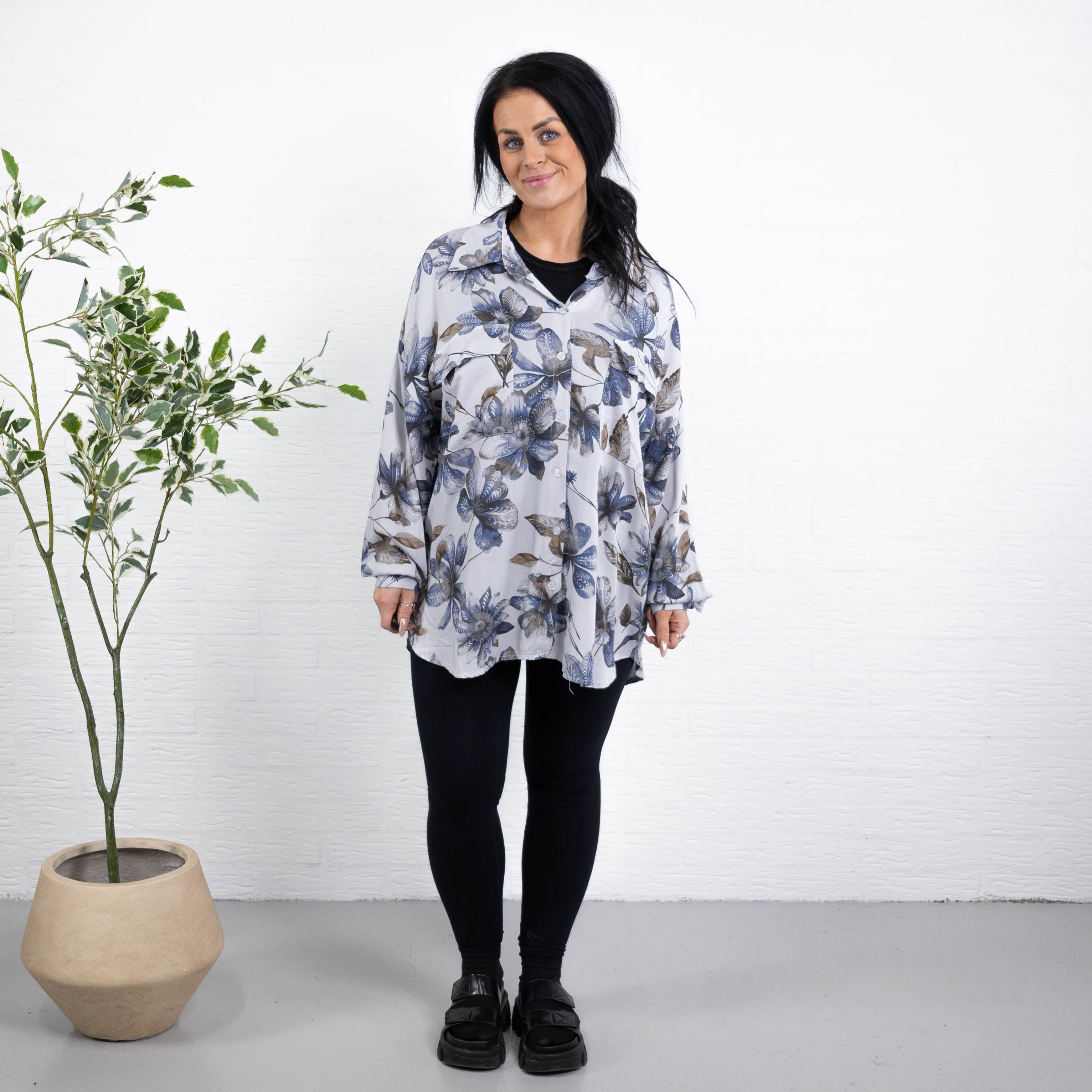 Nura skjorte, Lysegrå