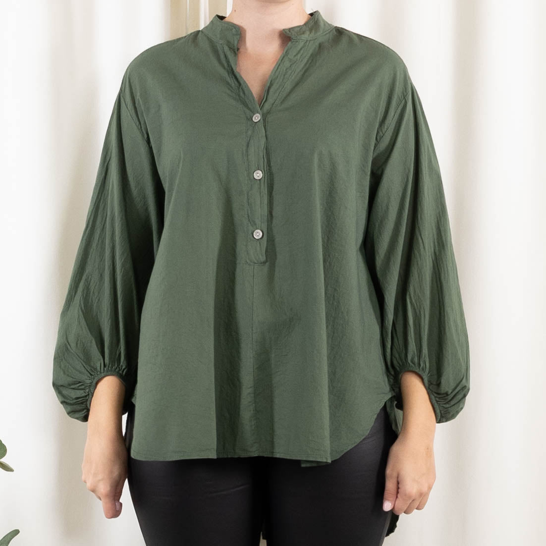 Juliet overdel, Khaki