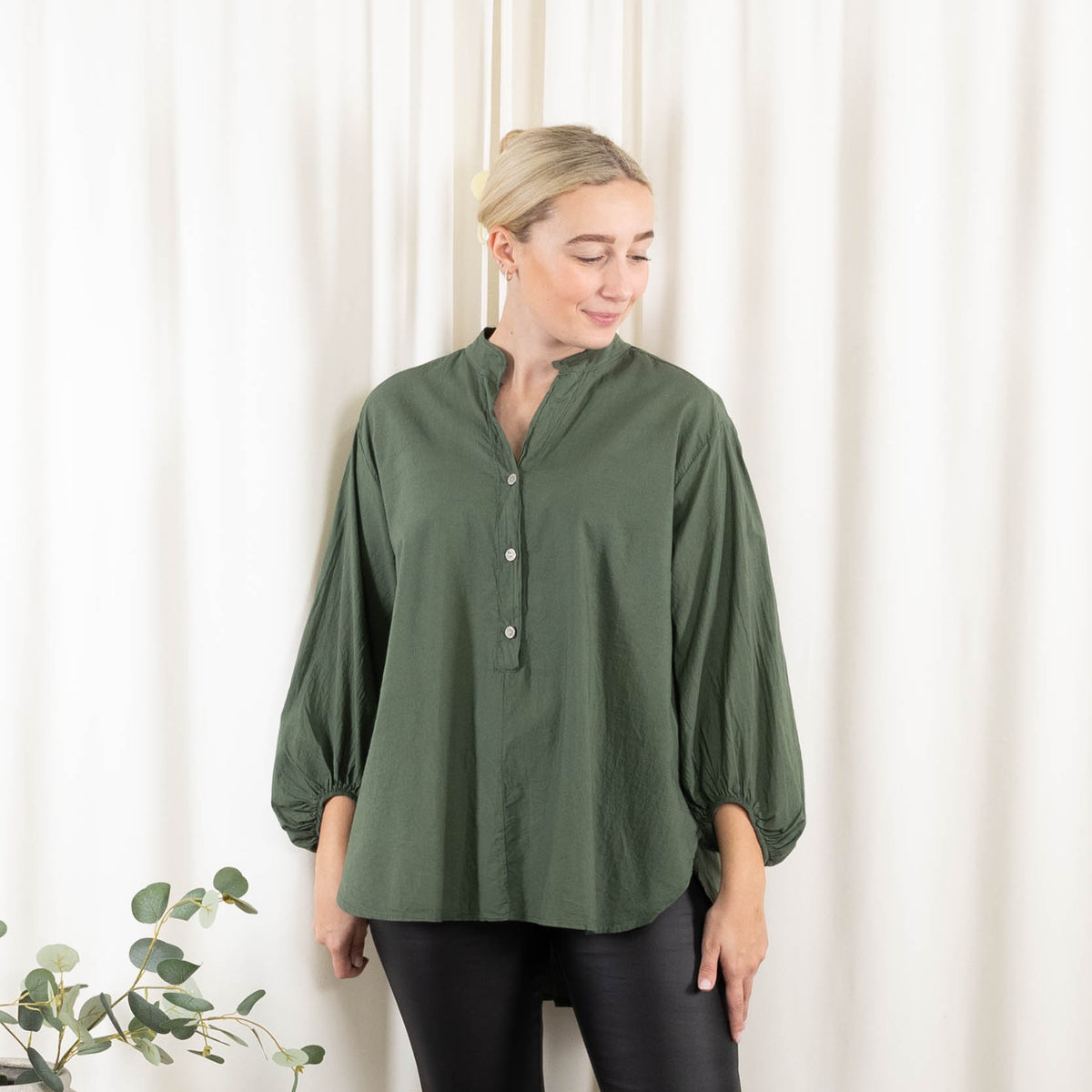 Juliet overdel, Khaki