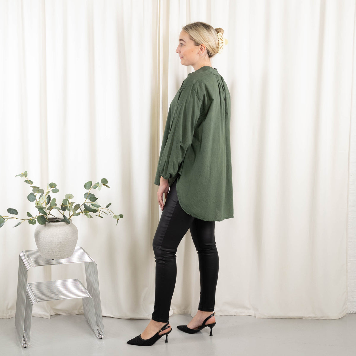 Juliet overdel, Khaki