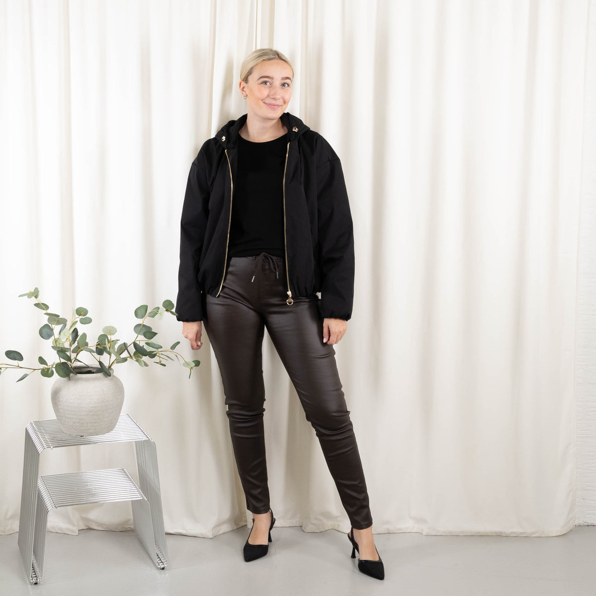Jette jakke, Sort