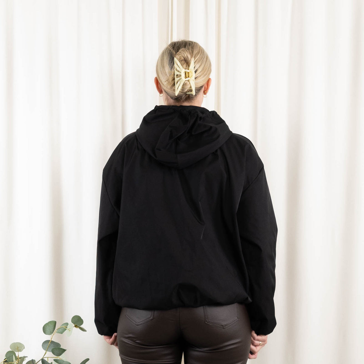 Jette jakke, Sort