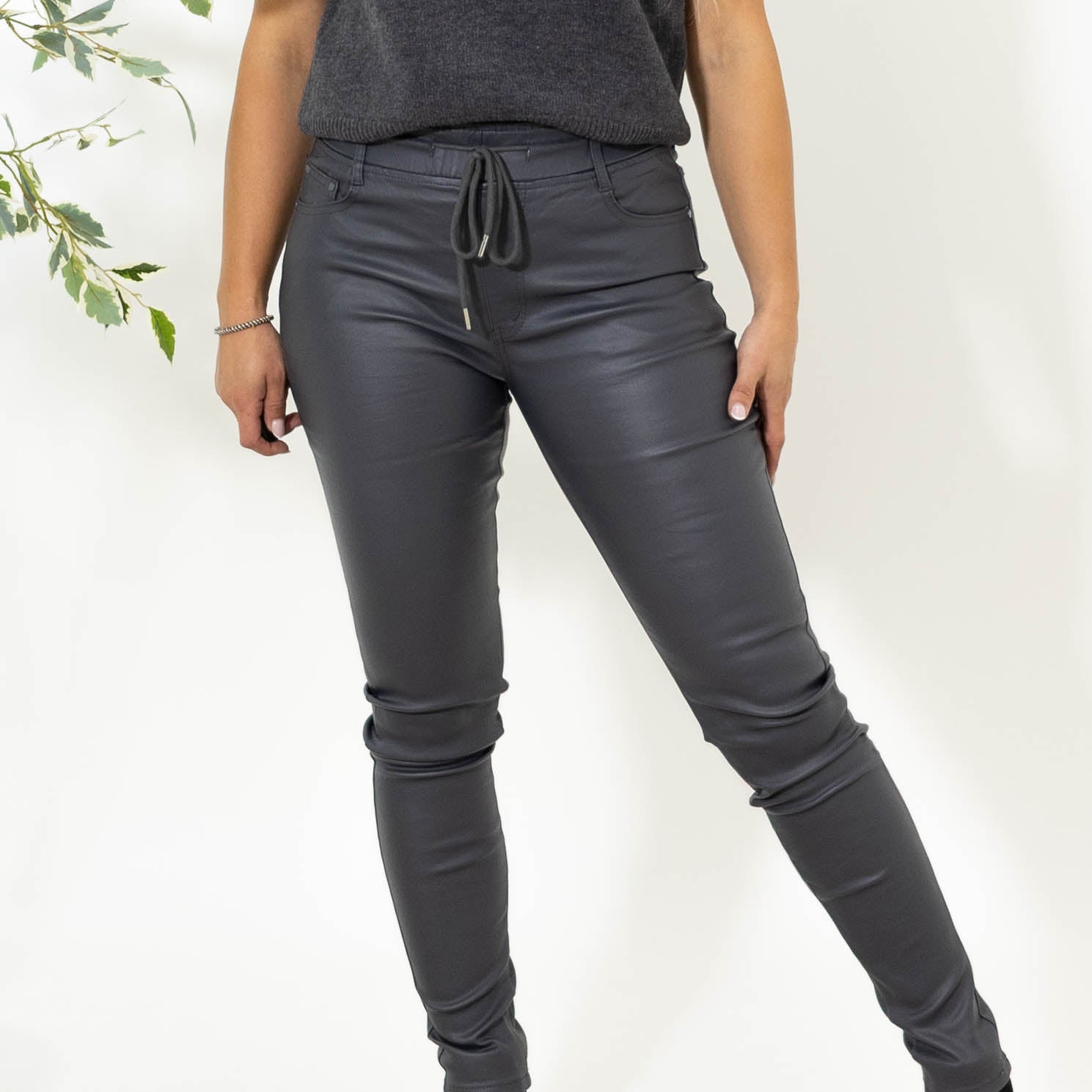 Gaby wetlook jeggings m. snørre, Mørkegrå