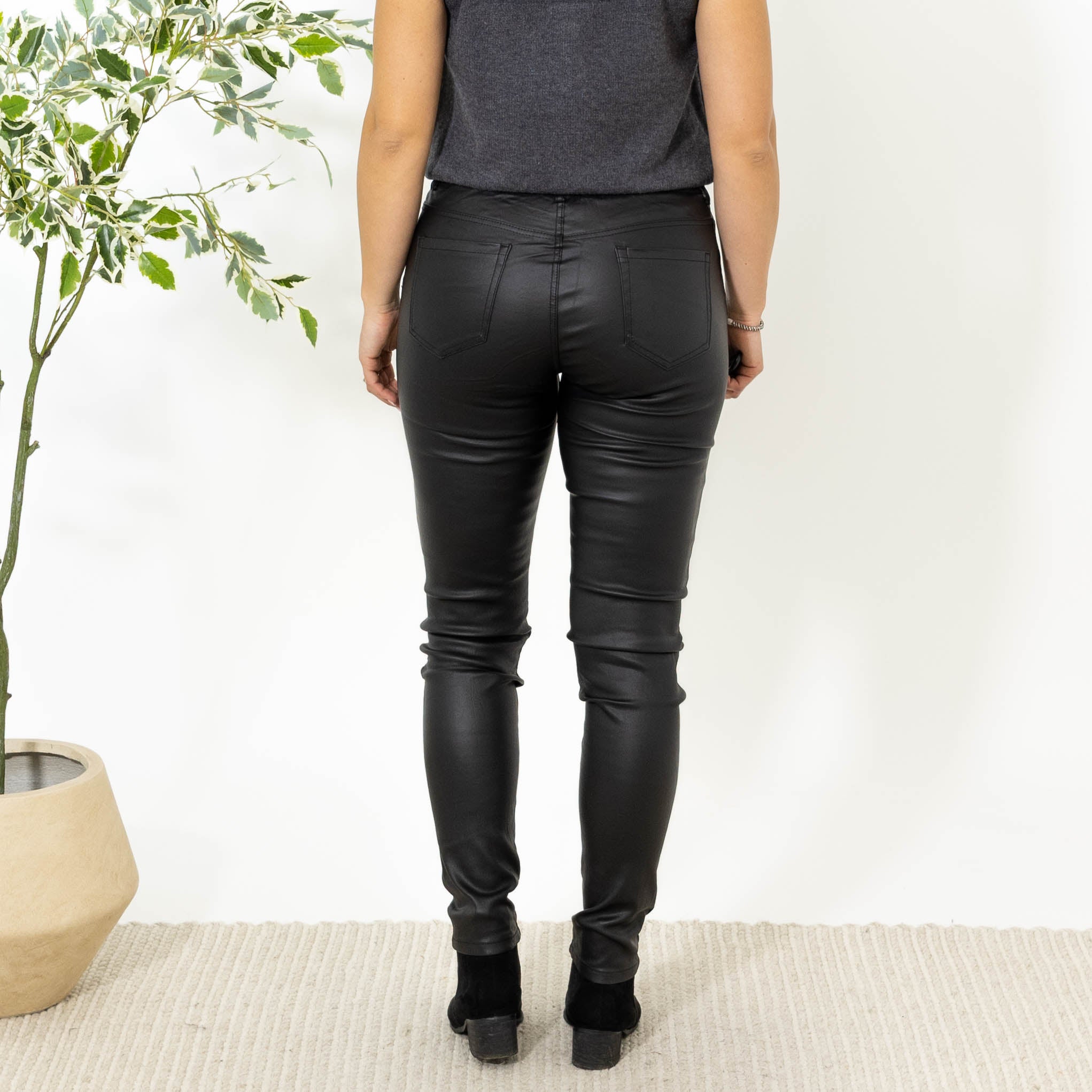 Gaby wetlook jeggings m. snørre, Sort
