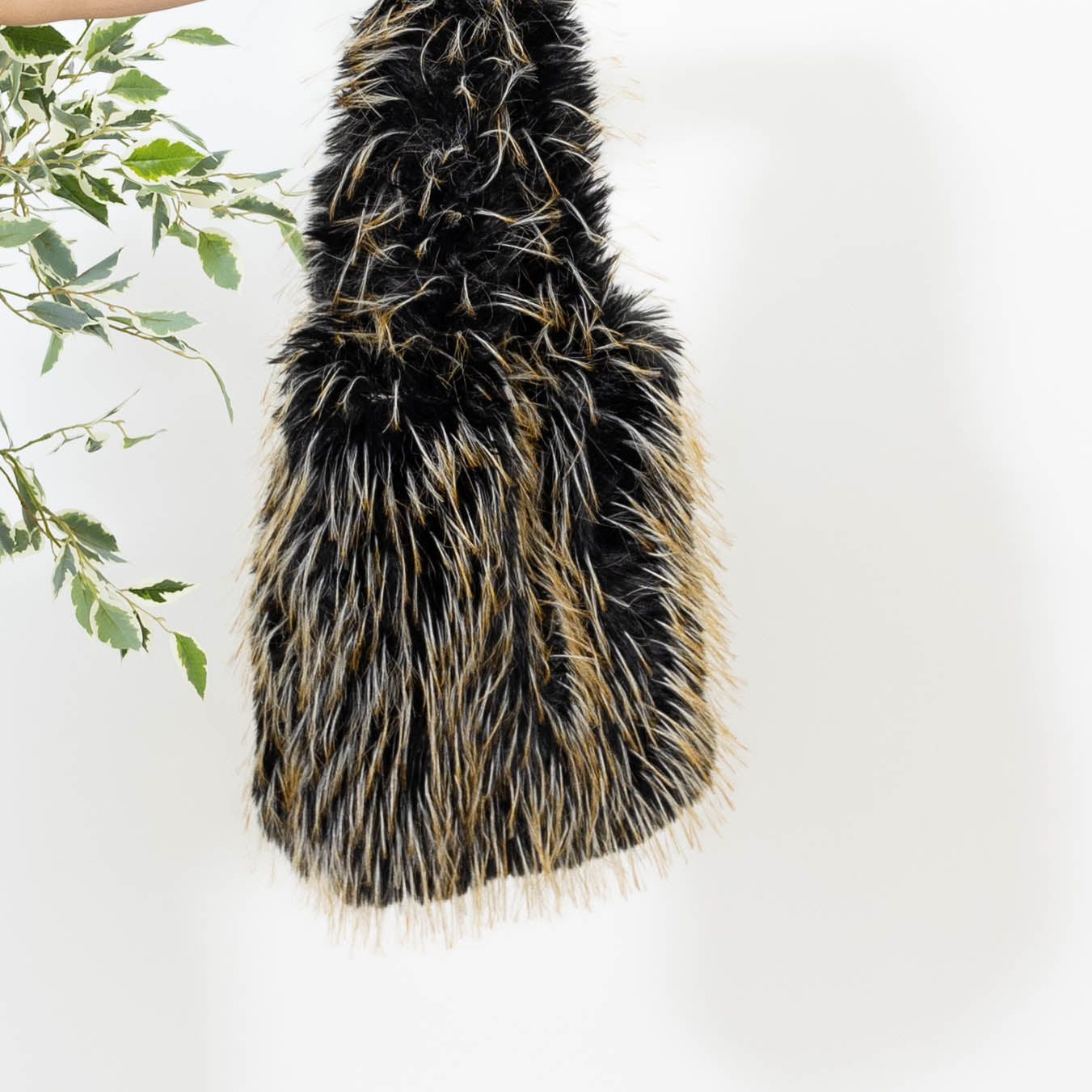 Furry taske, Sort