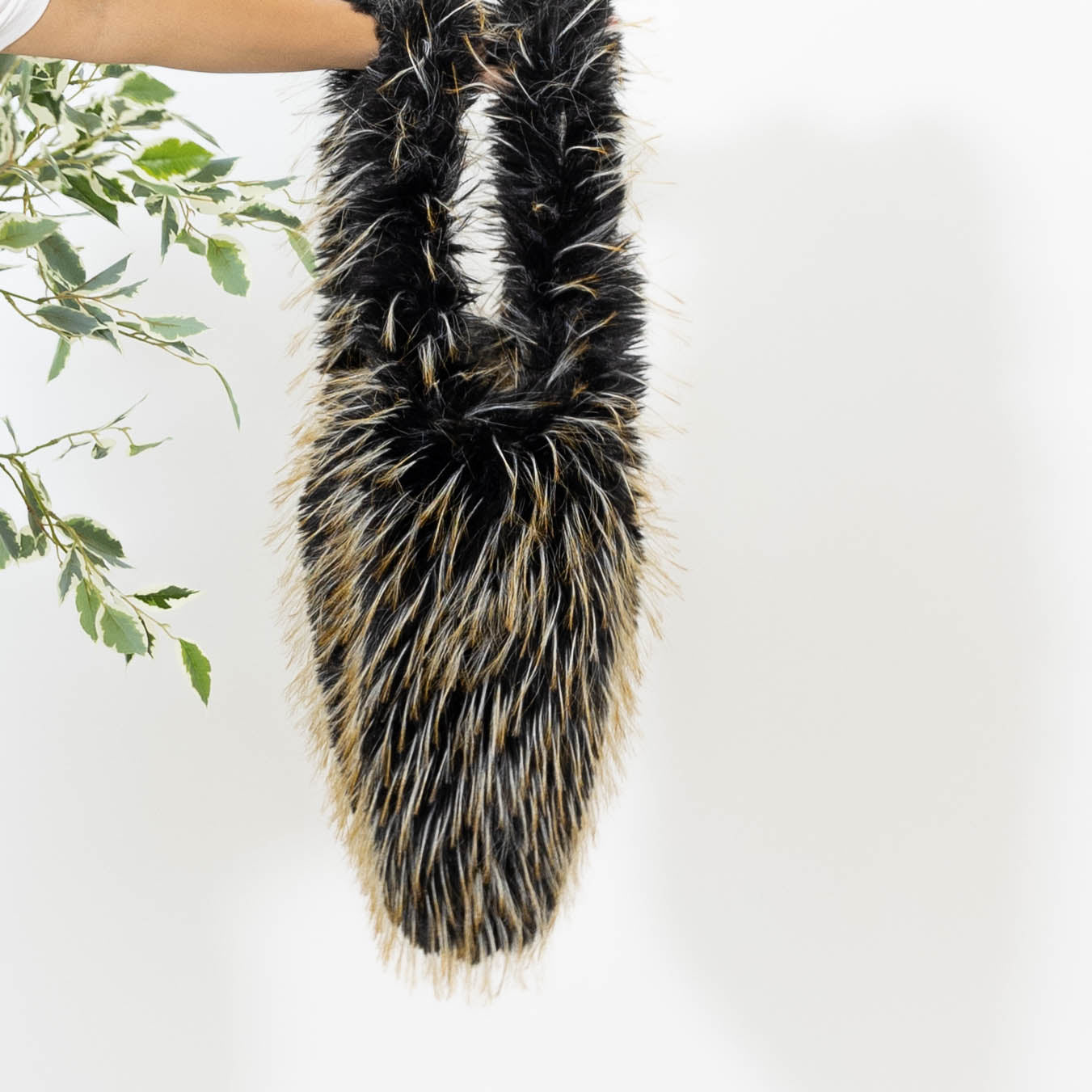 Furry taske, Sort