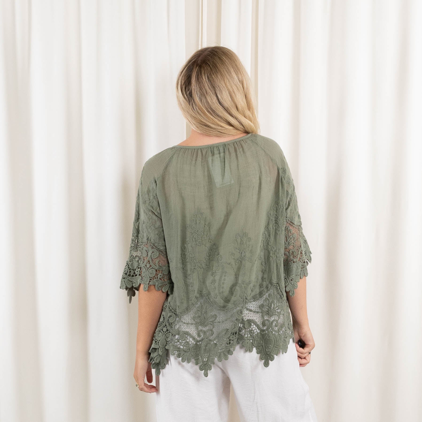 Gillian overdel, Khaki
