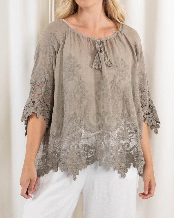 Gillian overdel, Taupe