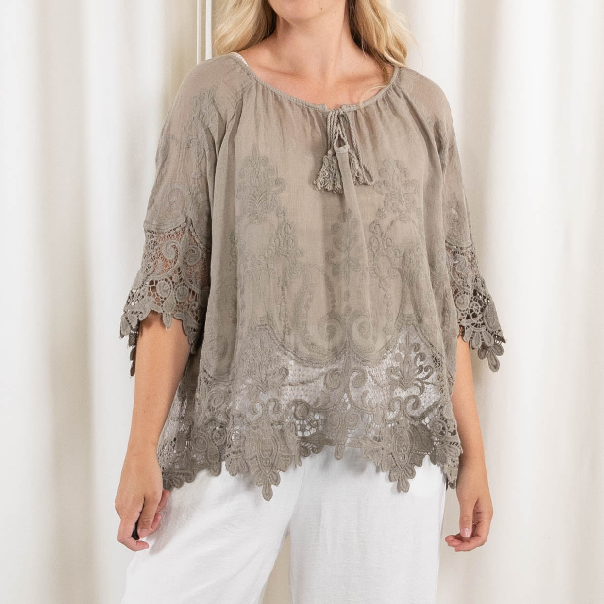 Gillian overdel, Taupe