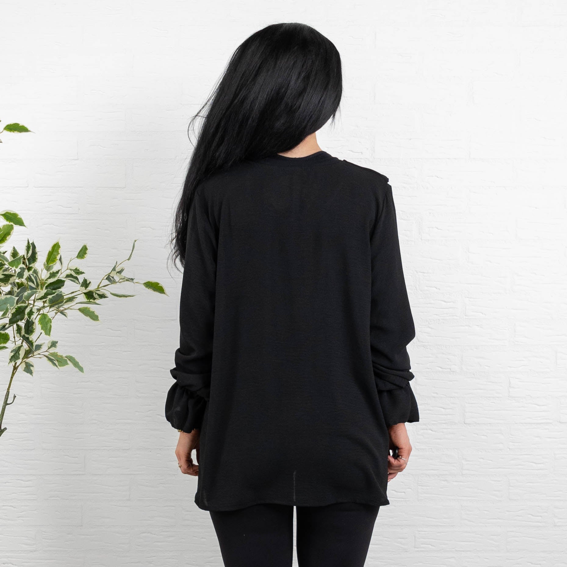 Charlise overdel, Sort