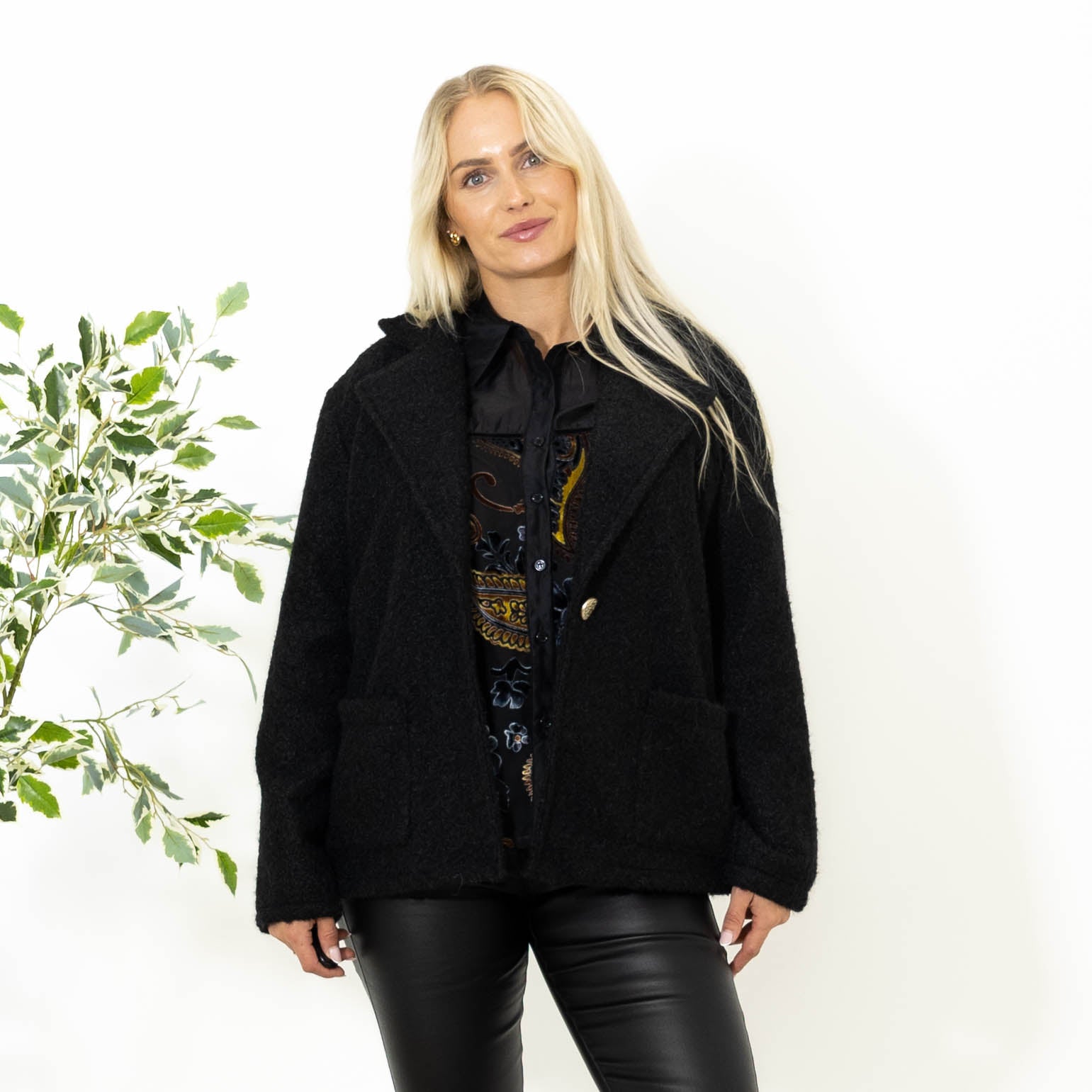 Johanne blazer, Sort