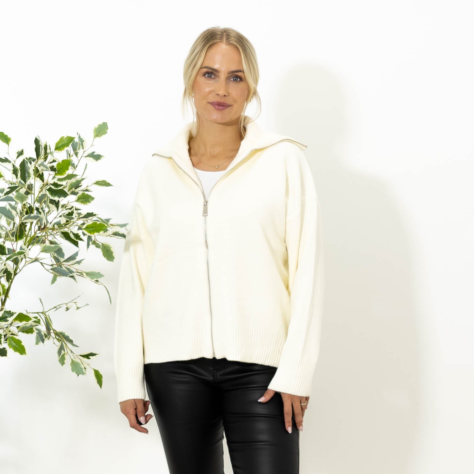 Oda strik cardigan, Hvid