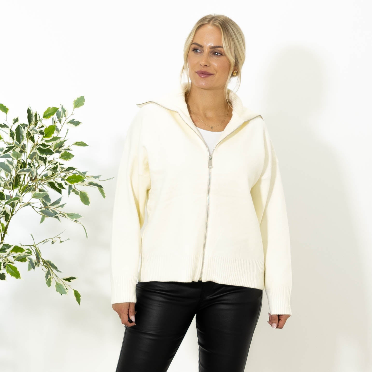 Oda strik cardigan, Hvid