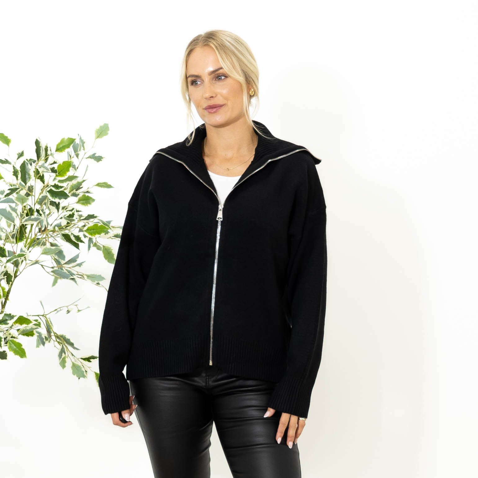 Oda strik cardigan, Sort