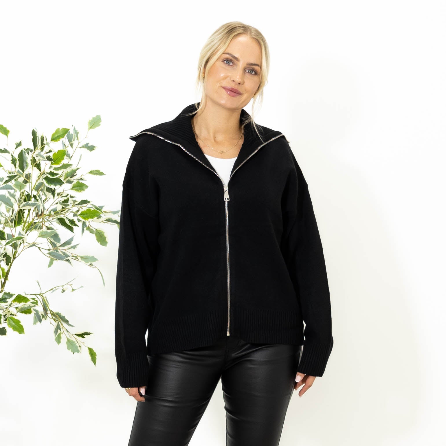 Oda strik cardigan, Sort
