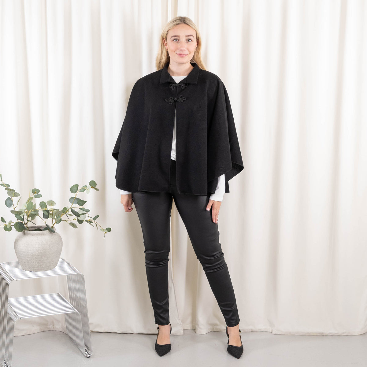 Madison poncho, Sort