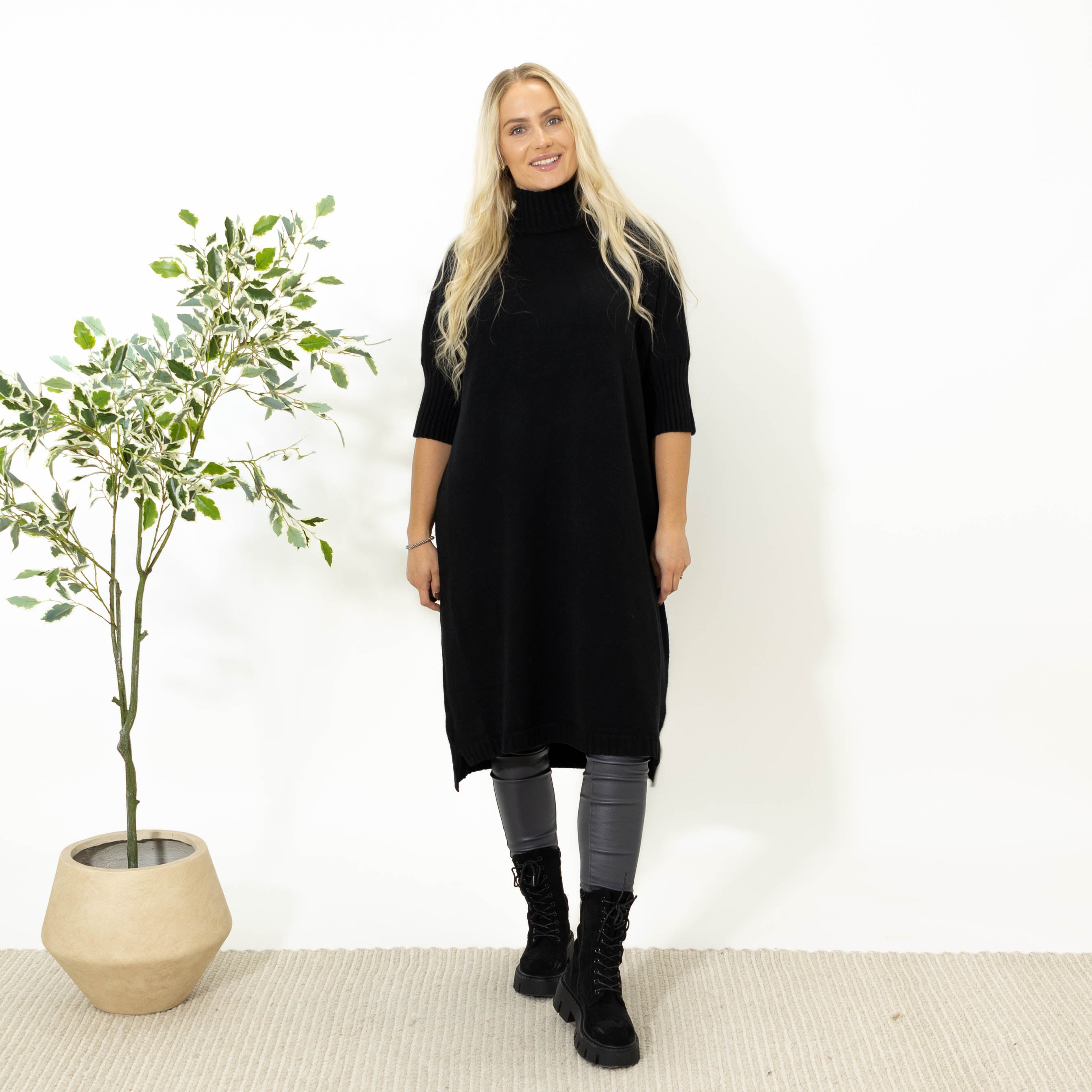 Gudrun kortærmet strikkjole, Sort