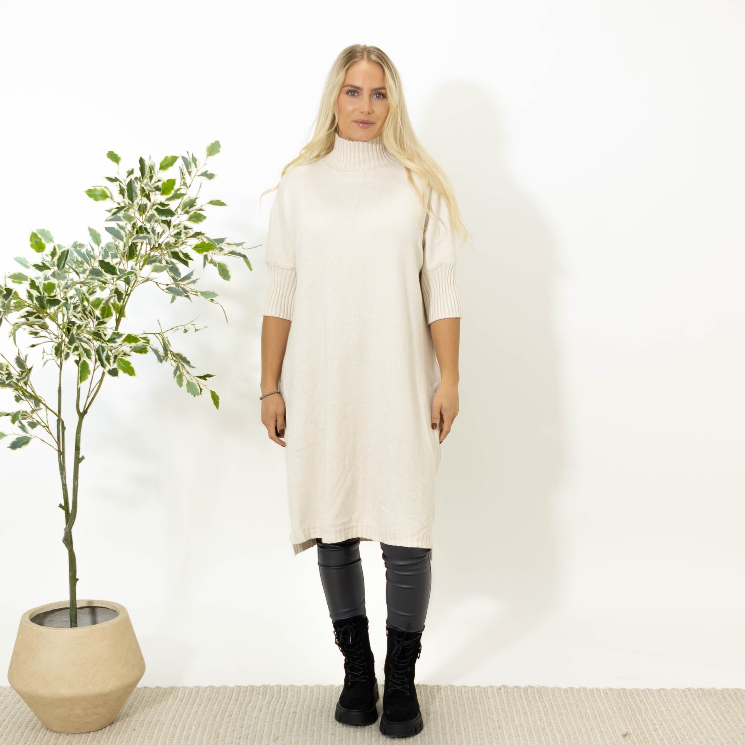 Gudrun kortærmet strikkjole, Beige