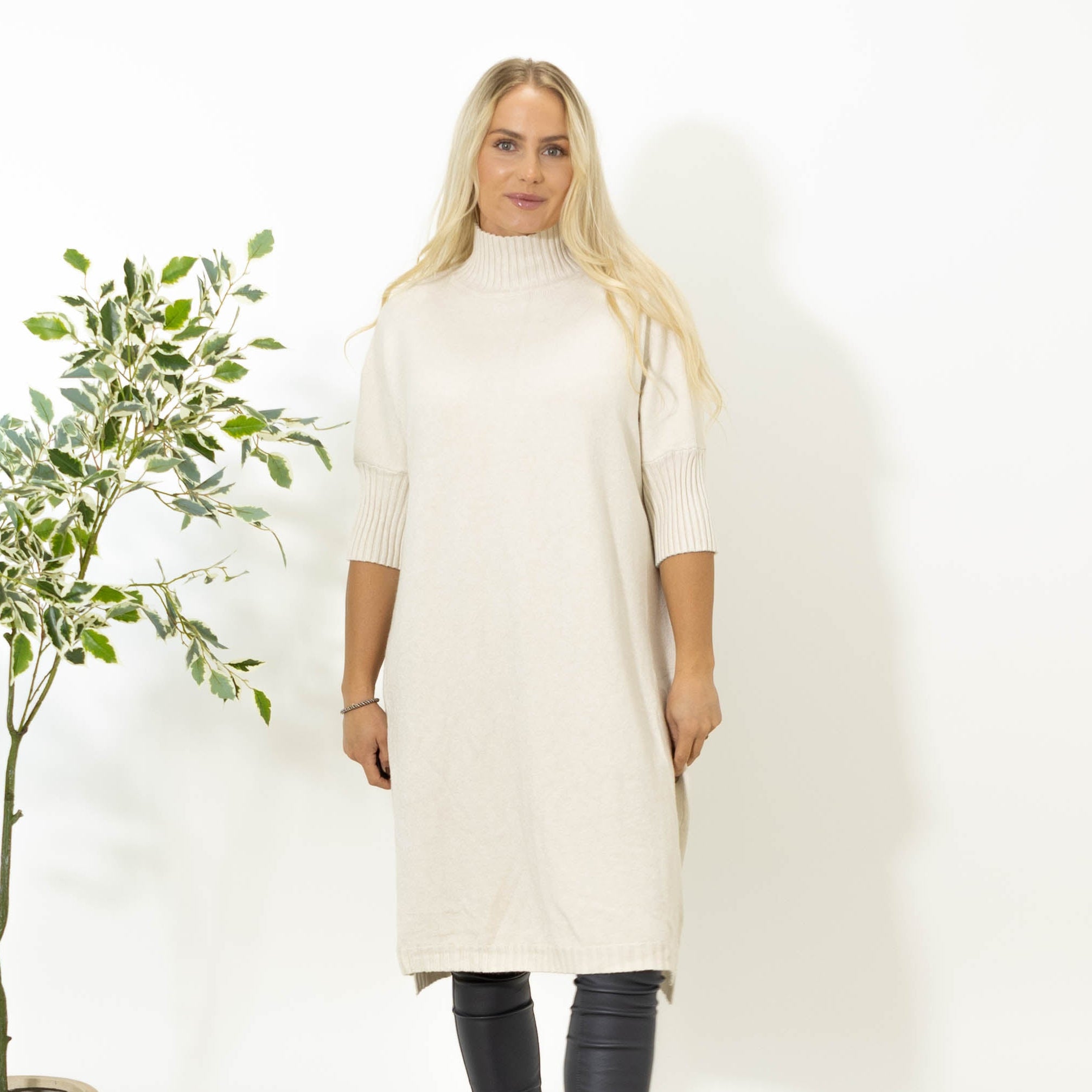 Gudrun kortærmet strikkjole, Beige
