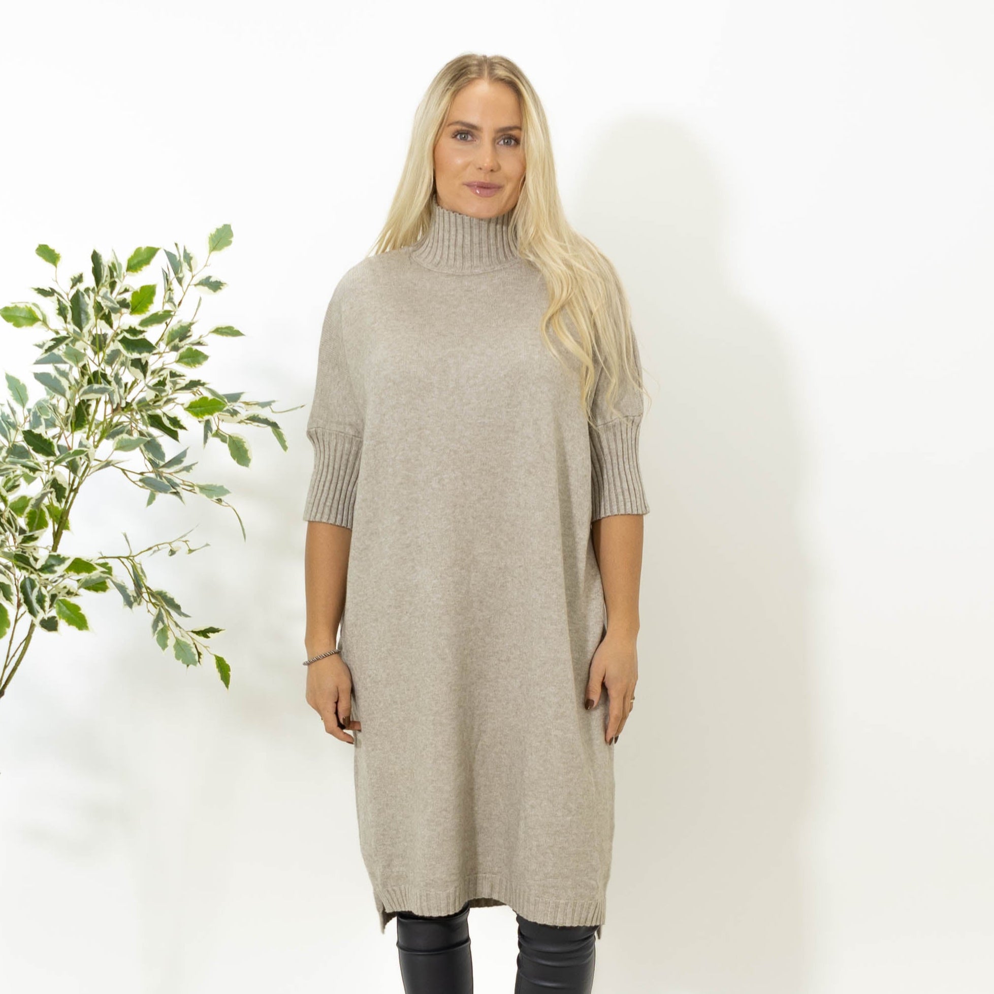 Gudrun kortærmet strikkjole, Taupe