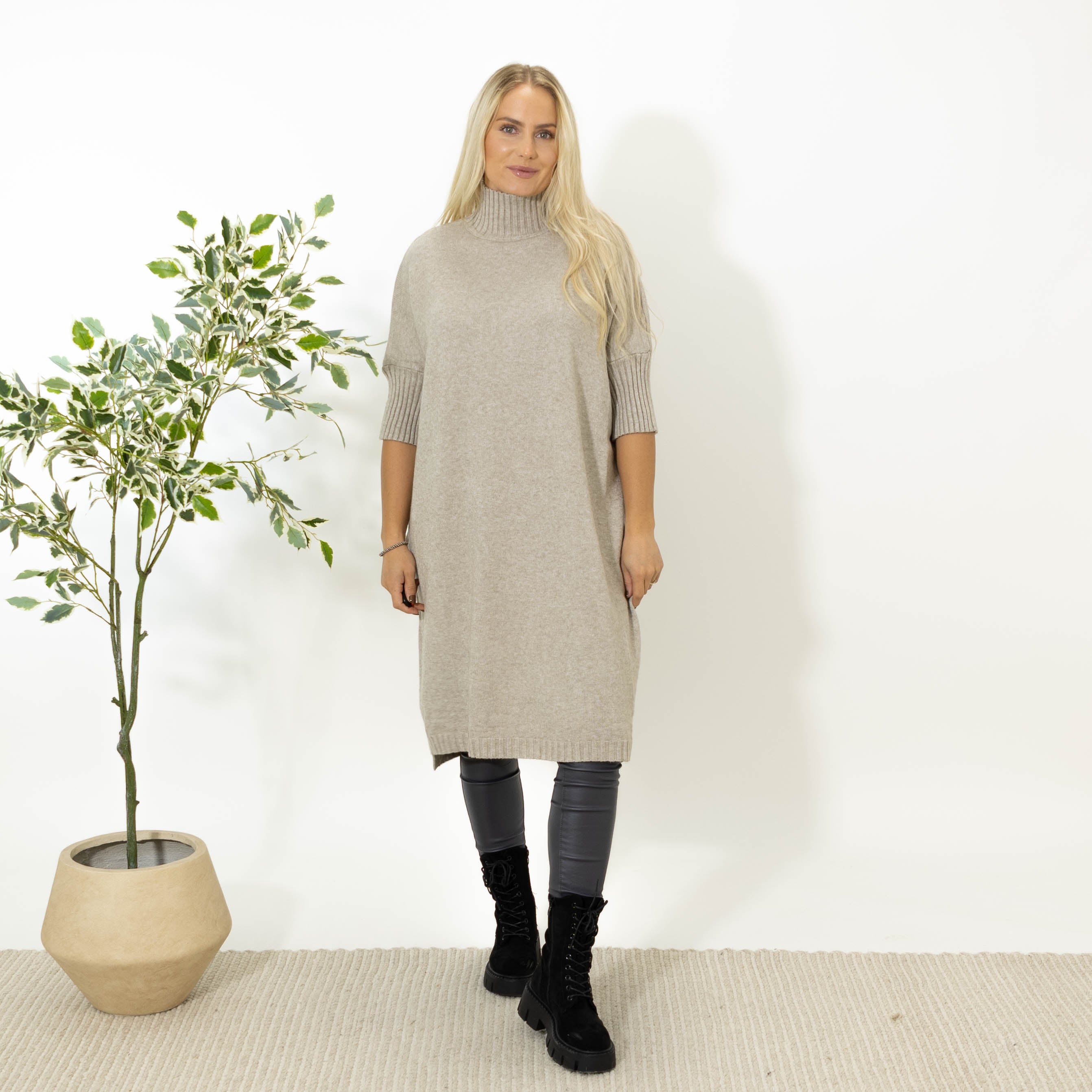 Gudrun kortærmet strikkjole, Taupe