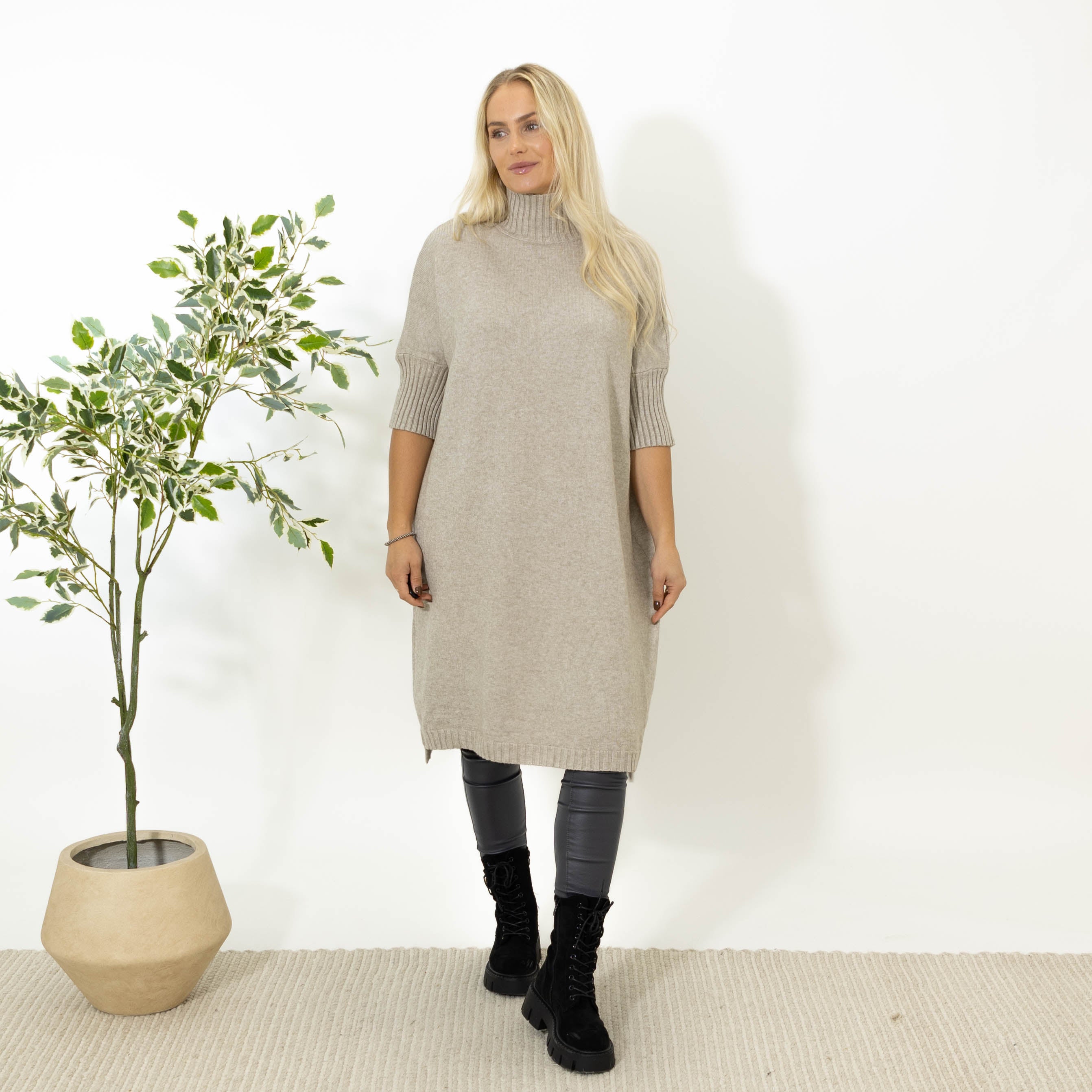 Gudrun kortærmet strikkjole, Taupe