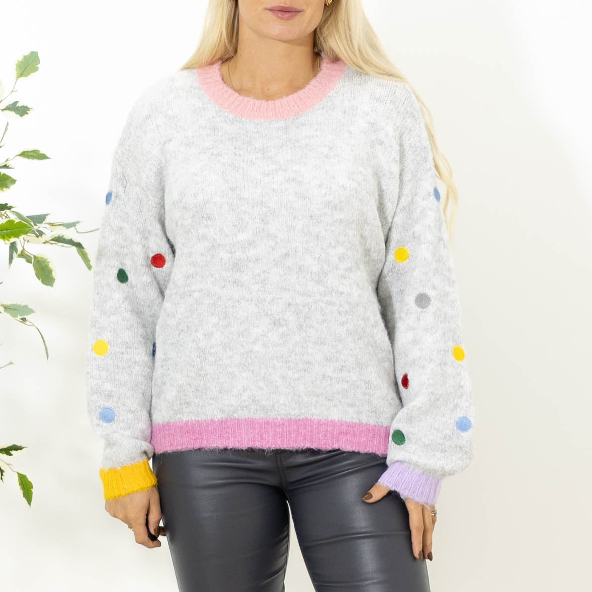 Cara strik m. broderi, Lysegrå