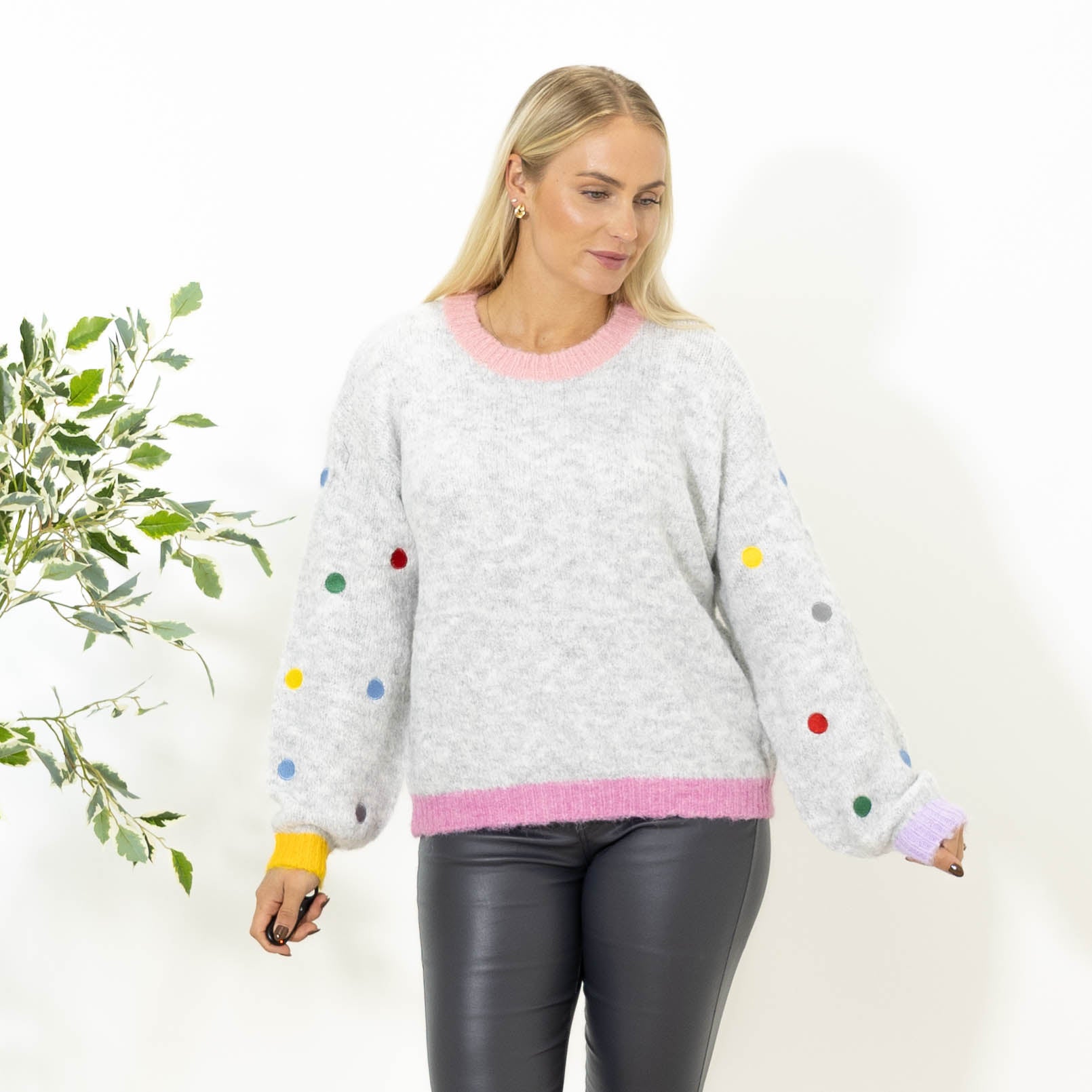 Cara strik m. broderi, Lysegrå