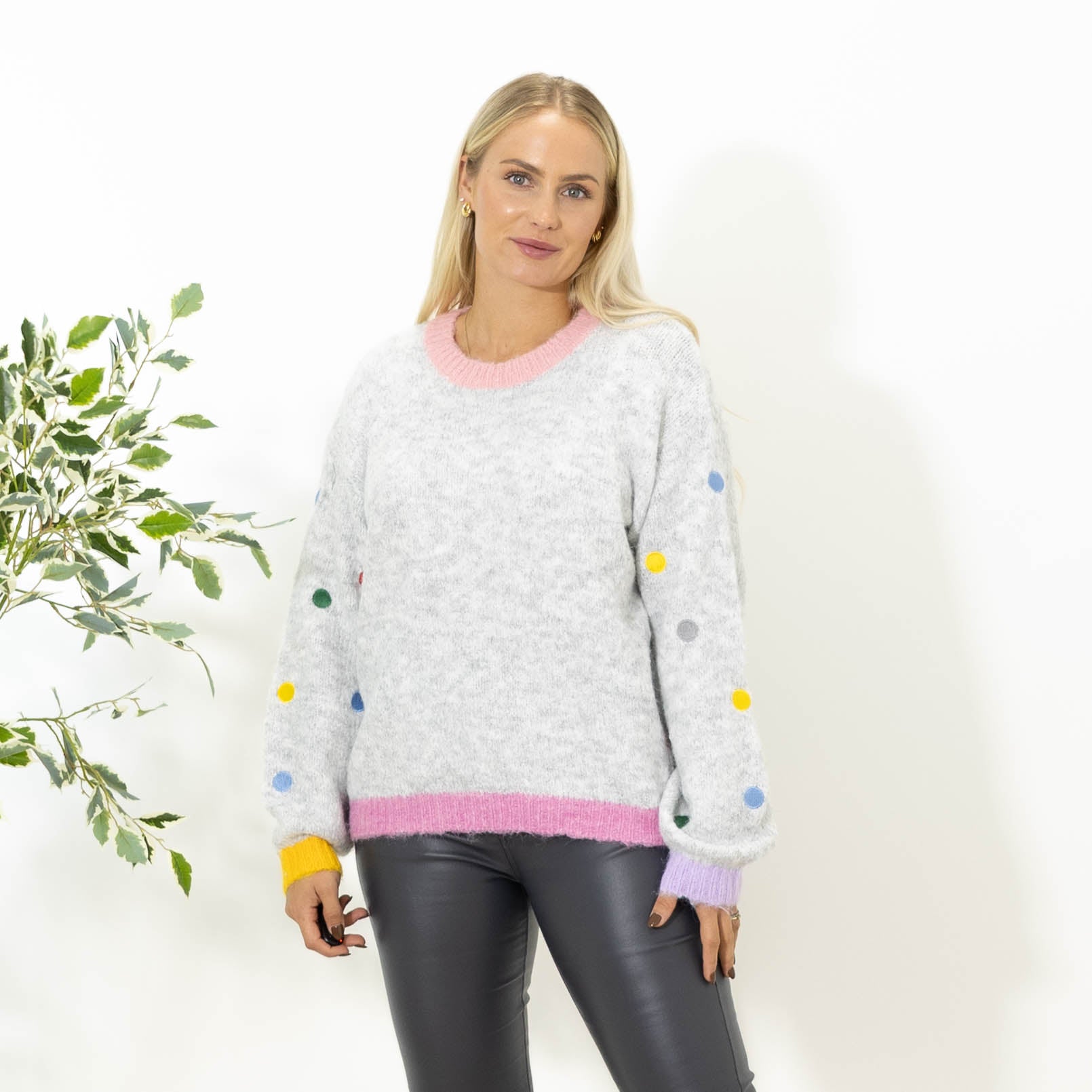 Cara strik m. broderi, Lysegrå
