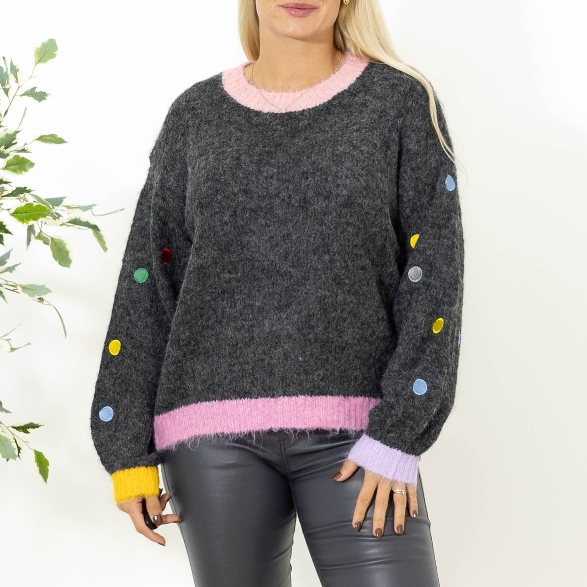 Cara strik m. broderi, Mørkegrå