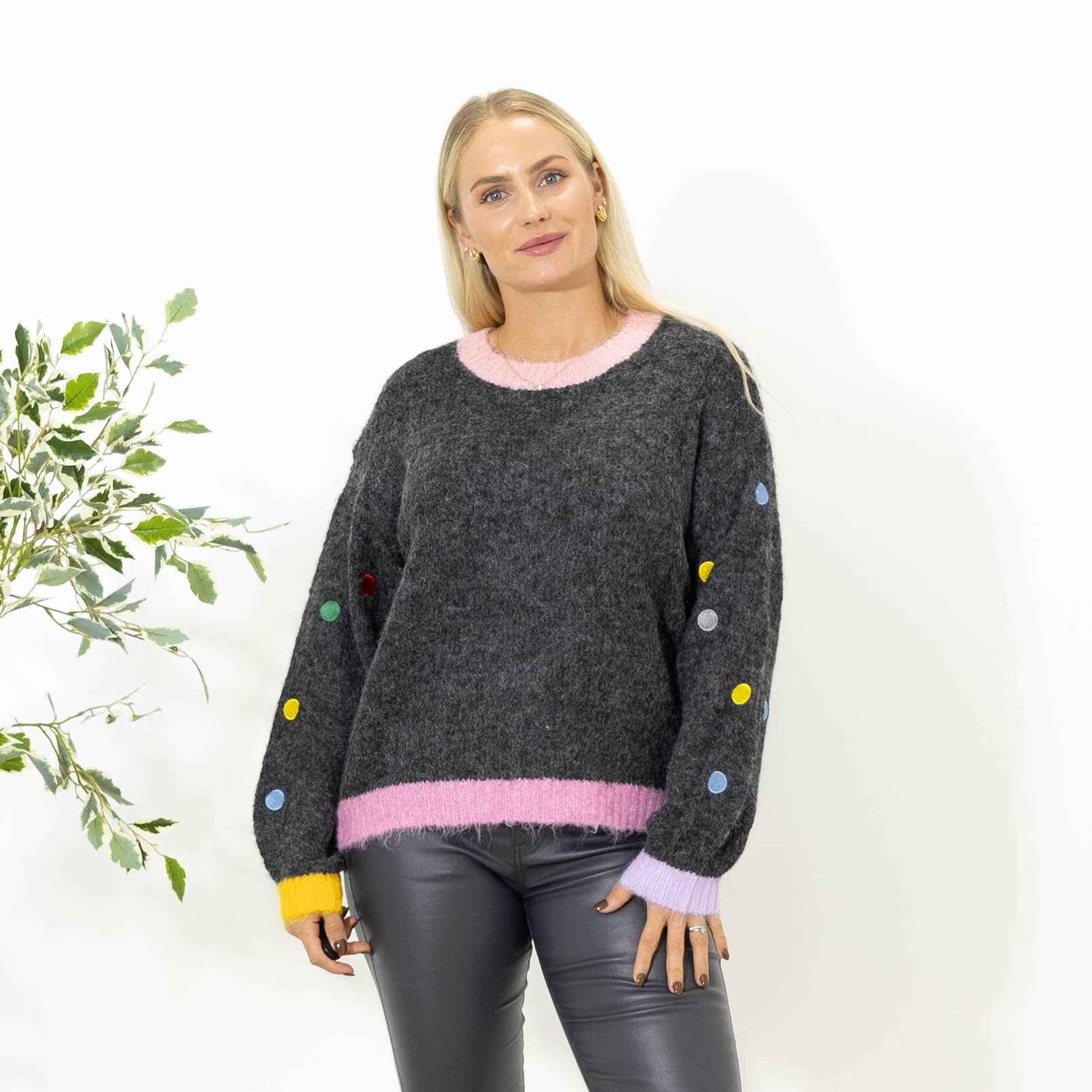 Cara strik m. broderi, Mørkegrå