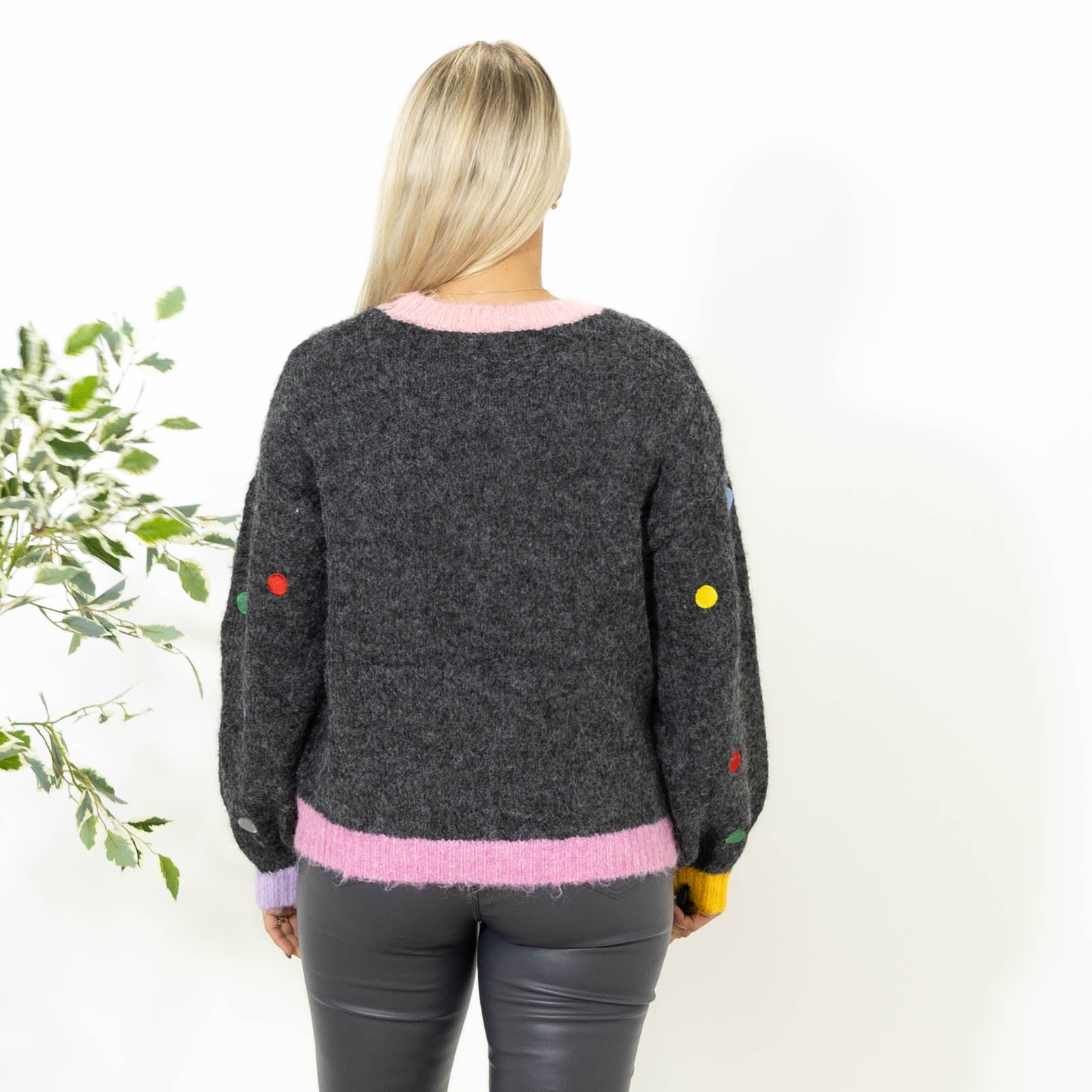 Cara strik m. broderi, Mørkegrå