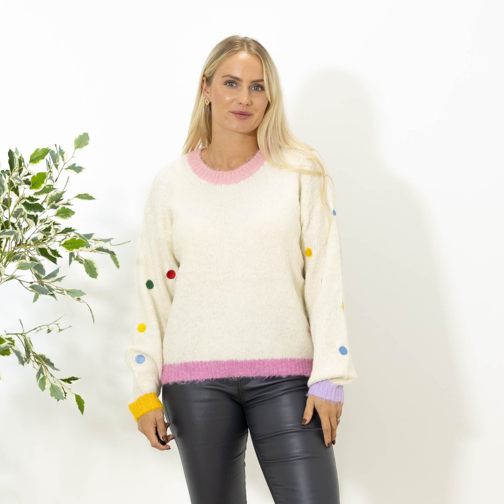 Cara strik m. broderi, Beige